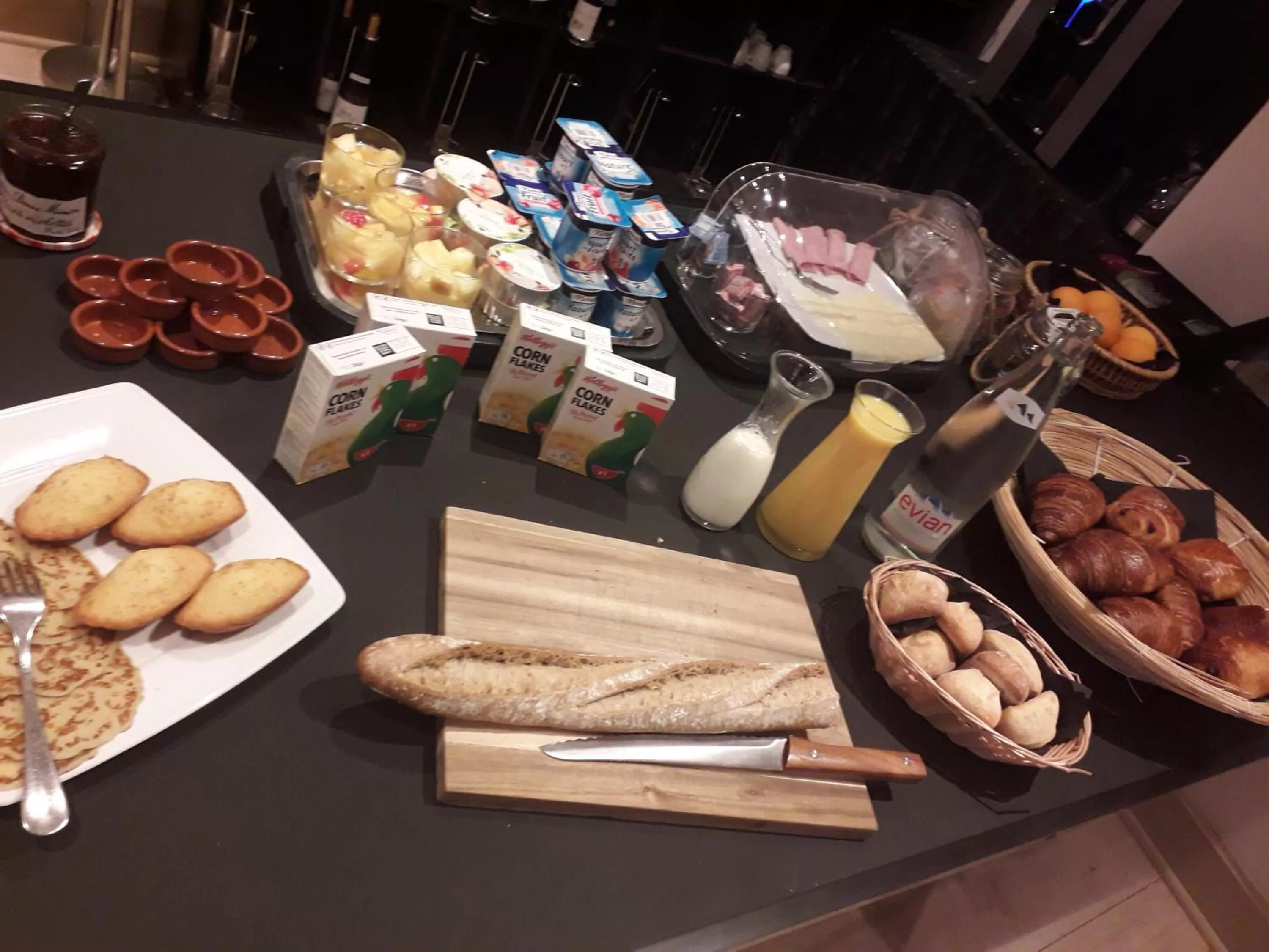 Breakfast in Logis Hôtel La Bastide des Oliviers