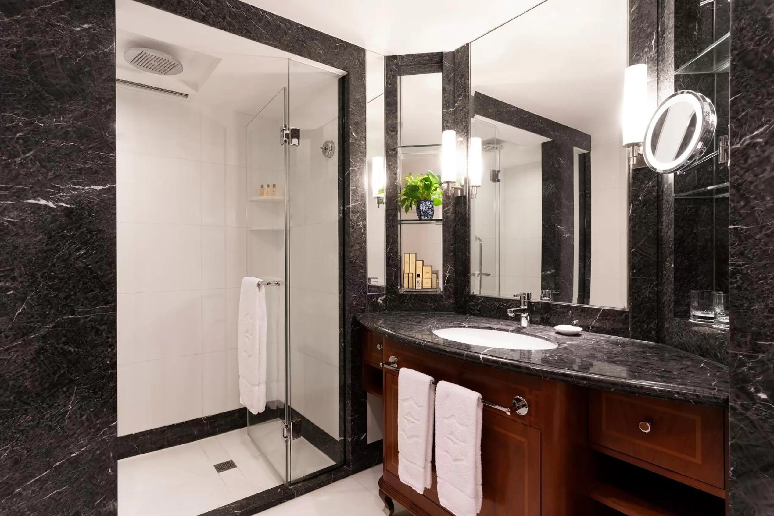 Bathroom in Kowloon Shangri-La, Hong Kong