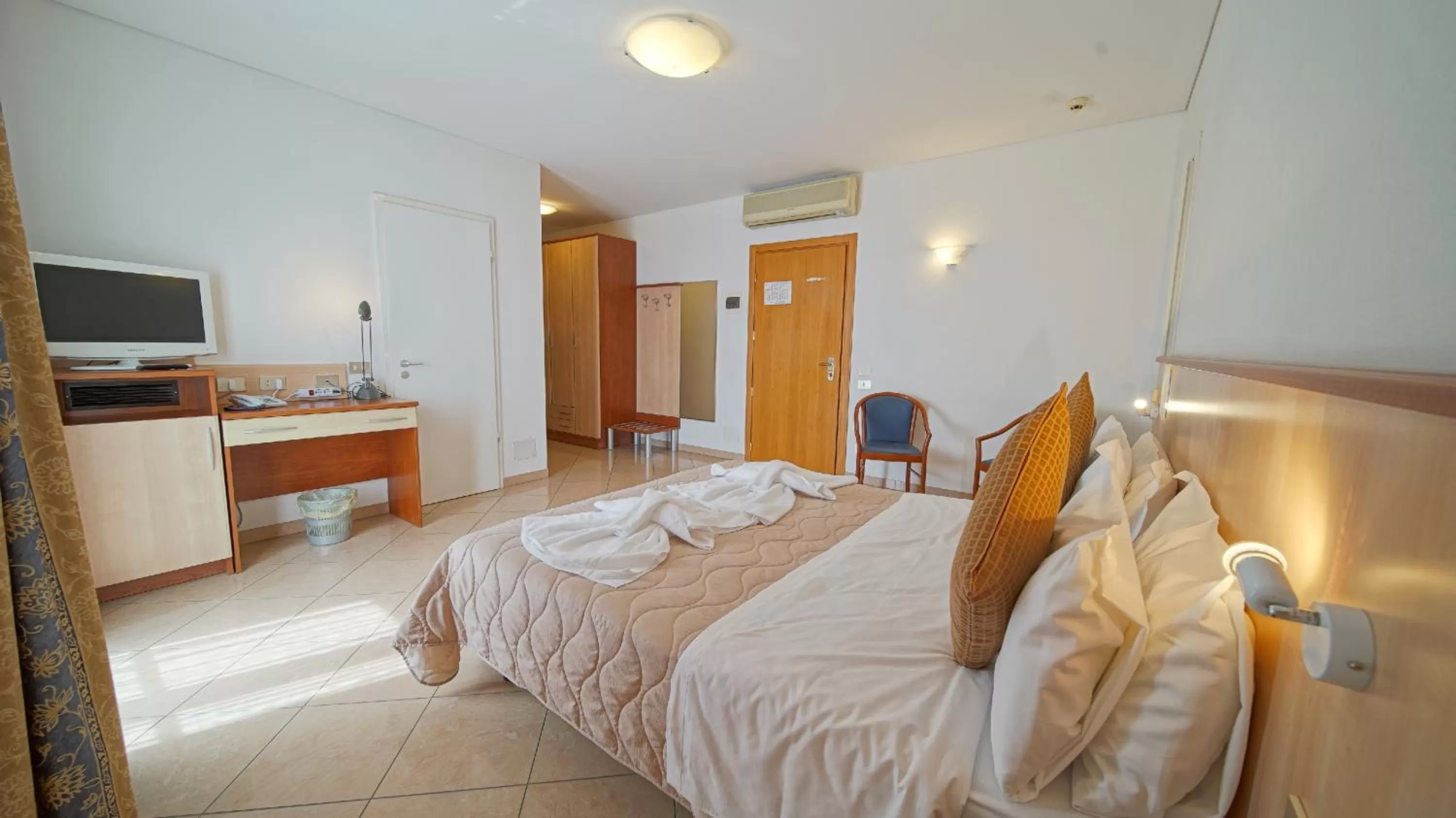 Shower, Bed in Hotel Nuovo Sole HNS