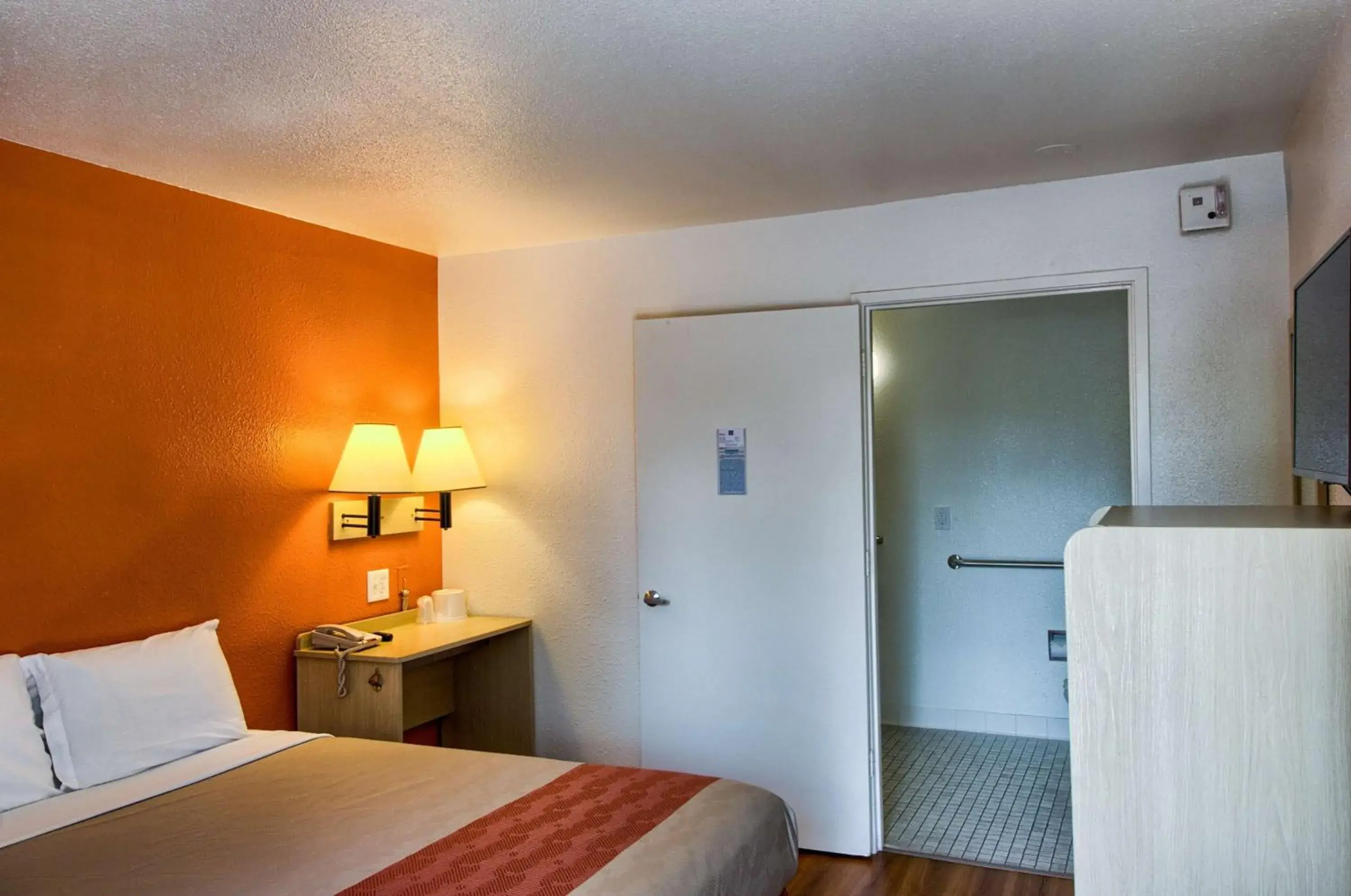 Deluxe Queen Room - single occupancy in Motel 6-Everett, WA - North Deluxe Queen Room - single occupancy in Motel 6-Everett, WA - North