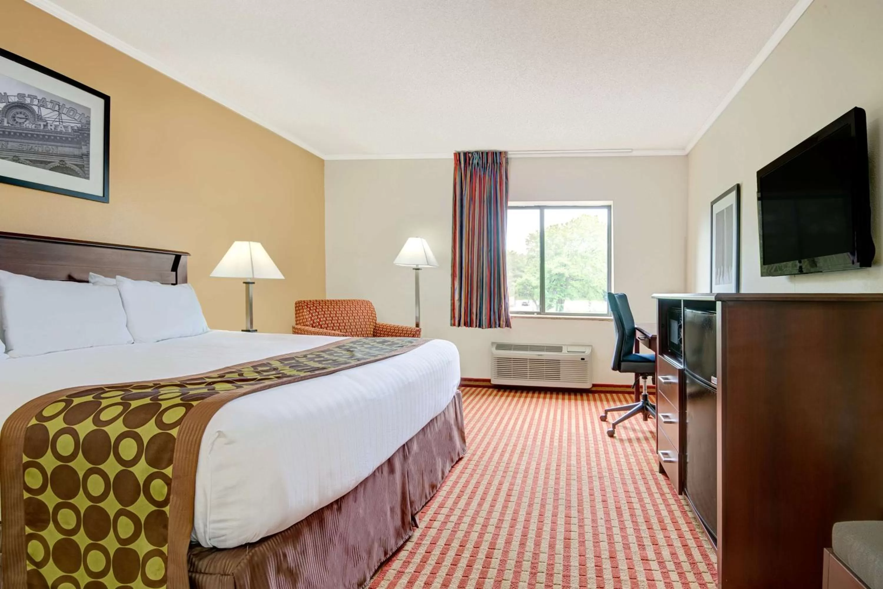 Queen Room - Disability Access/Non-Smoking in Days Inn & Suites by Wyndham Kansas City - Royals Stadium