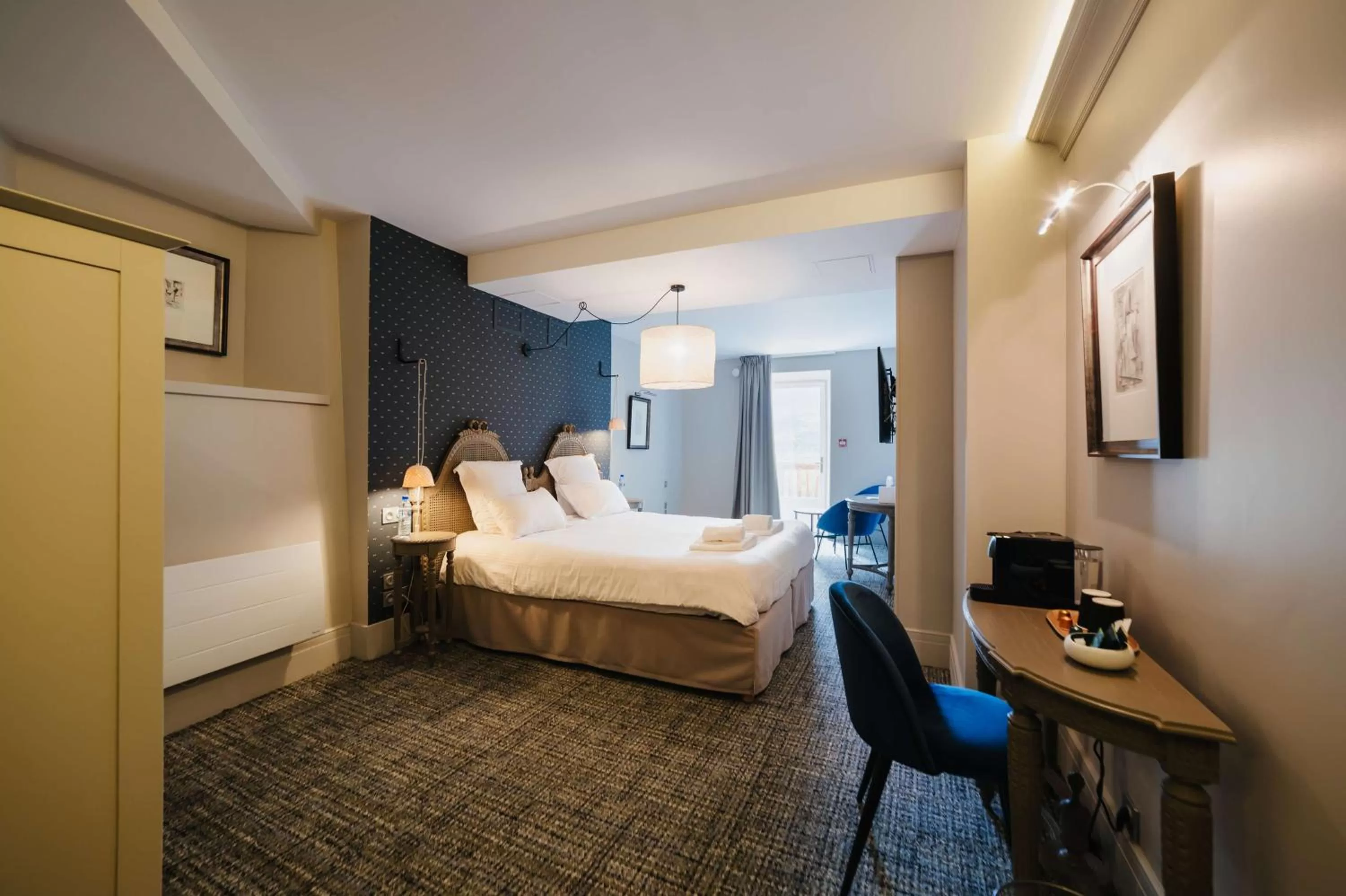 Photo of the whole room, Bed in Hotel la Robeyere; BW Signature Collection