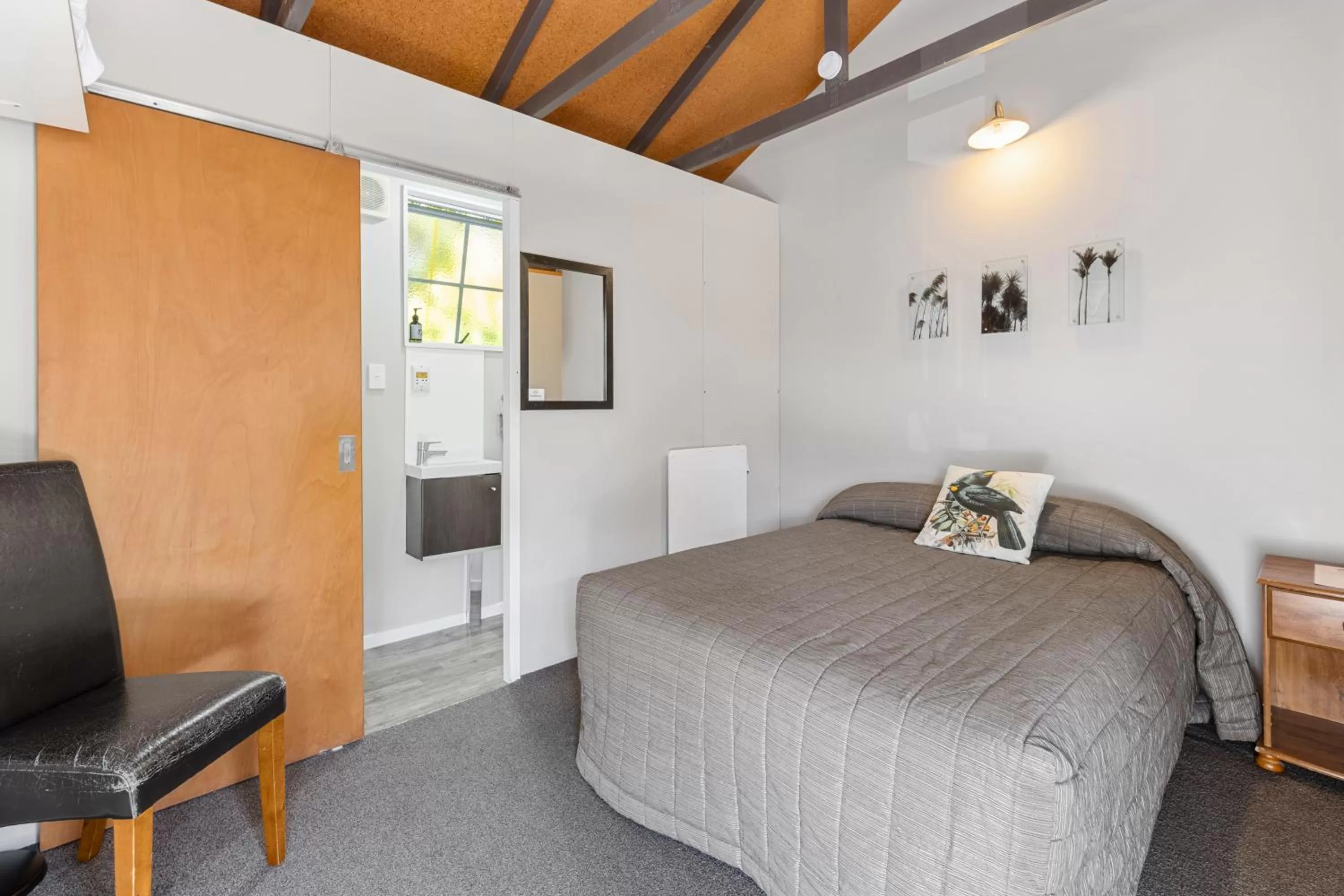 Bed in Sportsmans Lodge Turangi