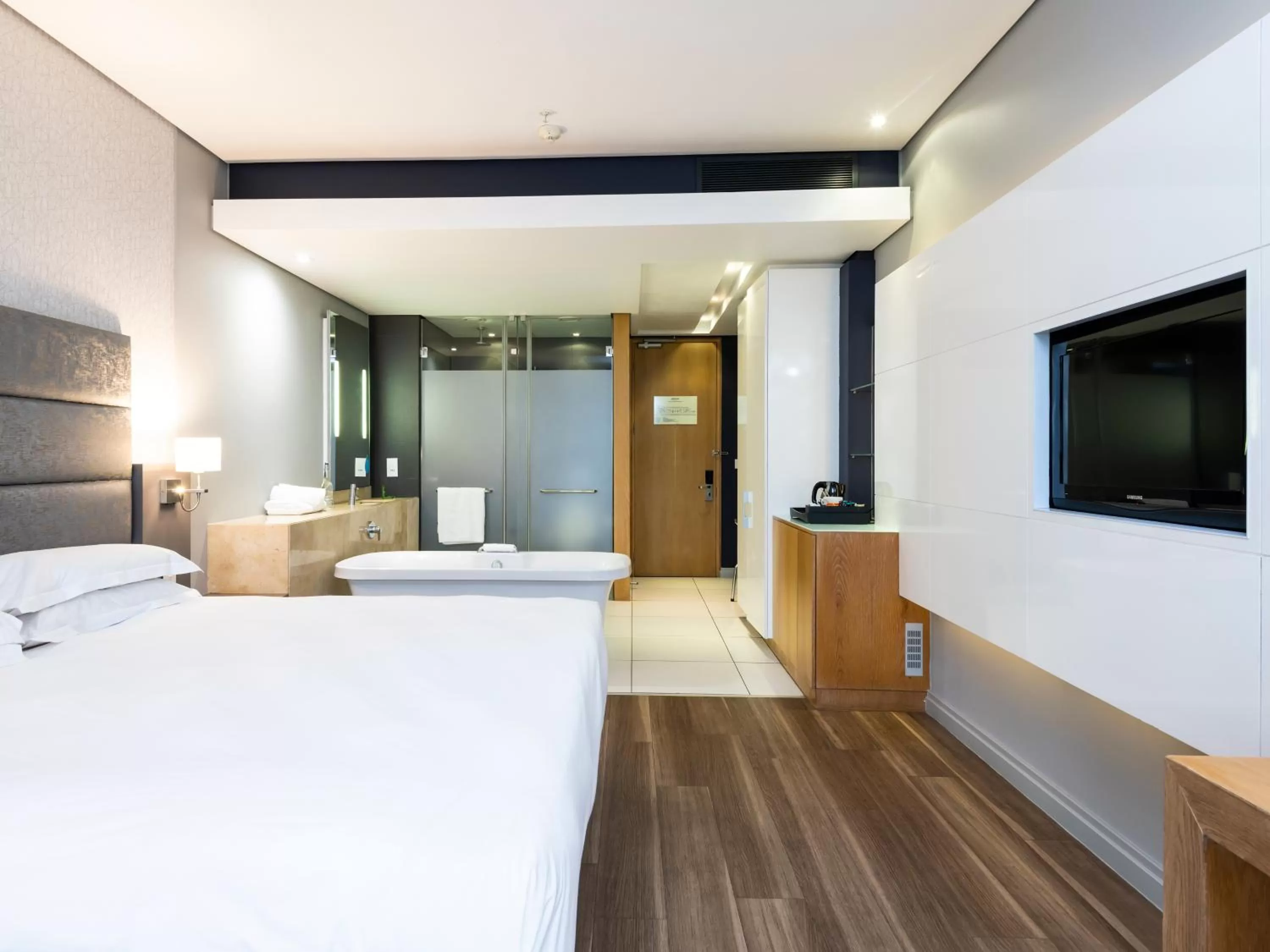 Bathroom, Bed in aha Gateway Hotel Umhlanga