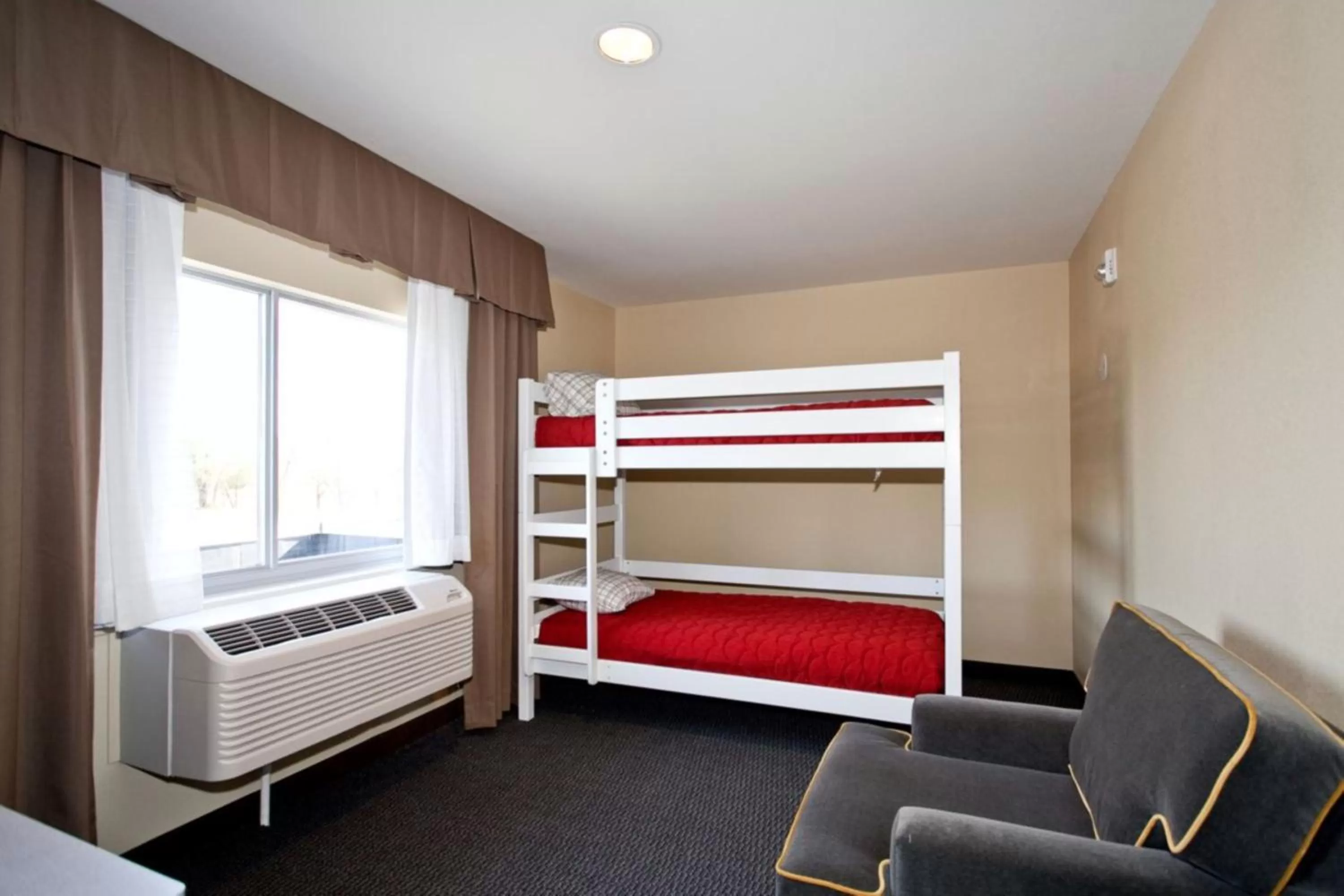 Photo of the whole room, Bed in Holiday Inn Express Newton by IHG