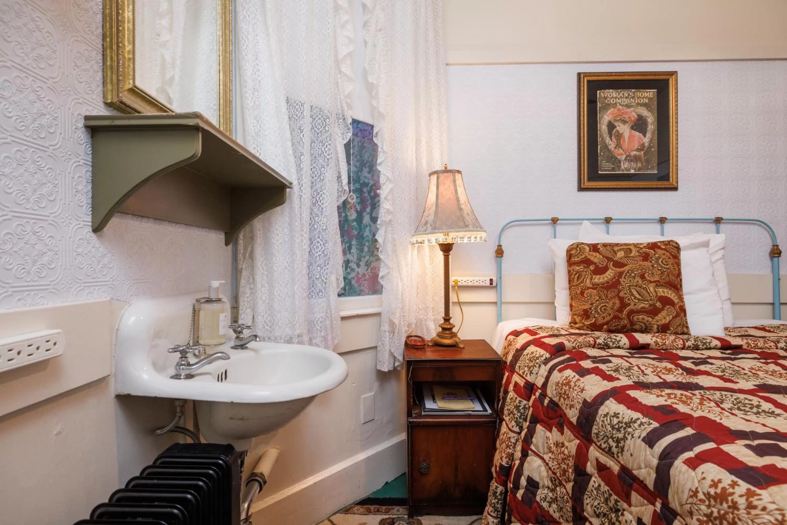 Bedroom, Bed in San Remo Hotel