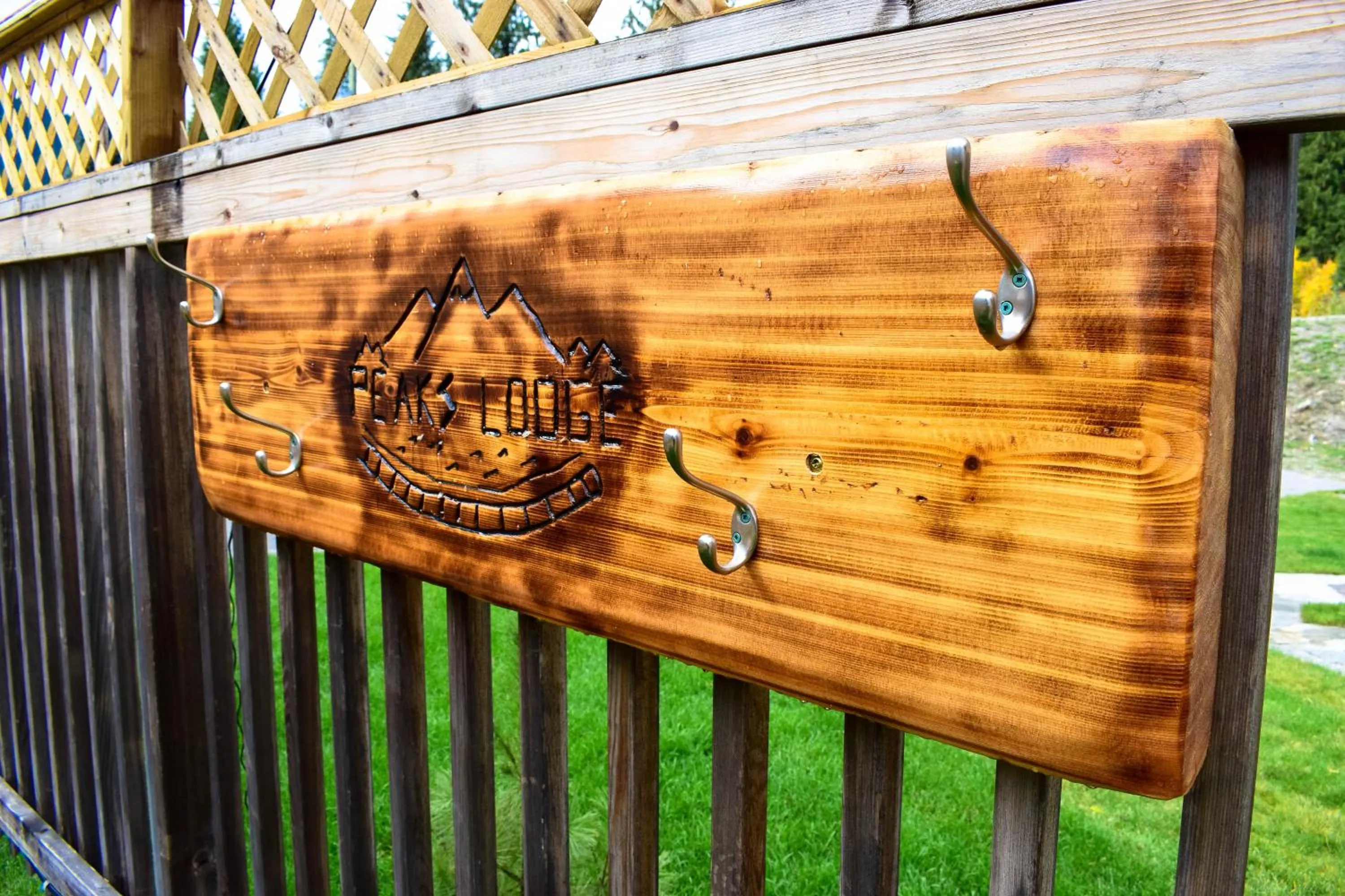 Logo/Certificate/Sign in Peaks Lodge