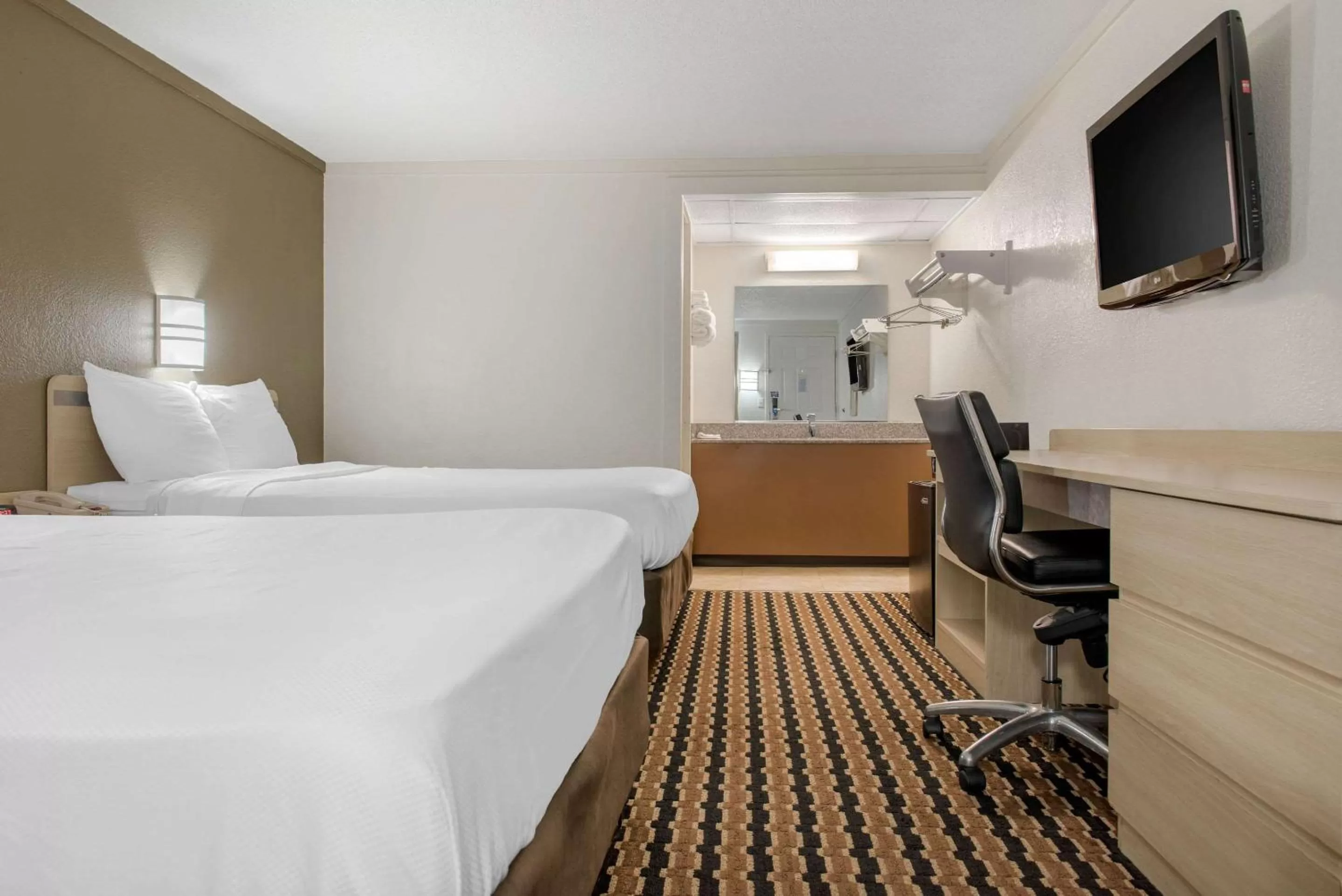 Photo of the whole room, Bed in Rodeway Inn Sharonville - Cincinnati North