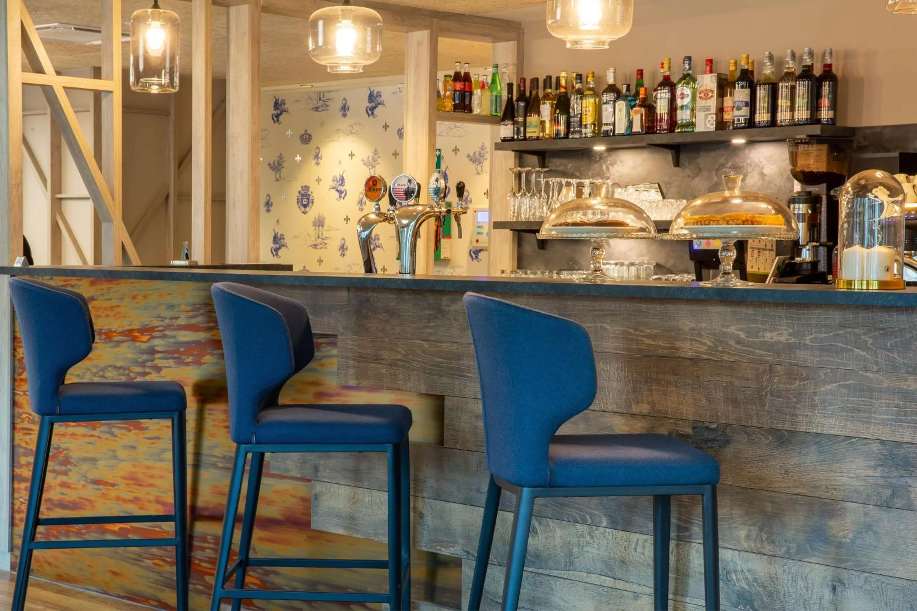 Lounge or bar in Best Western Plus Le Conquerant Rouen Nord