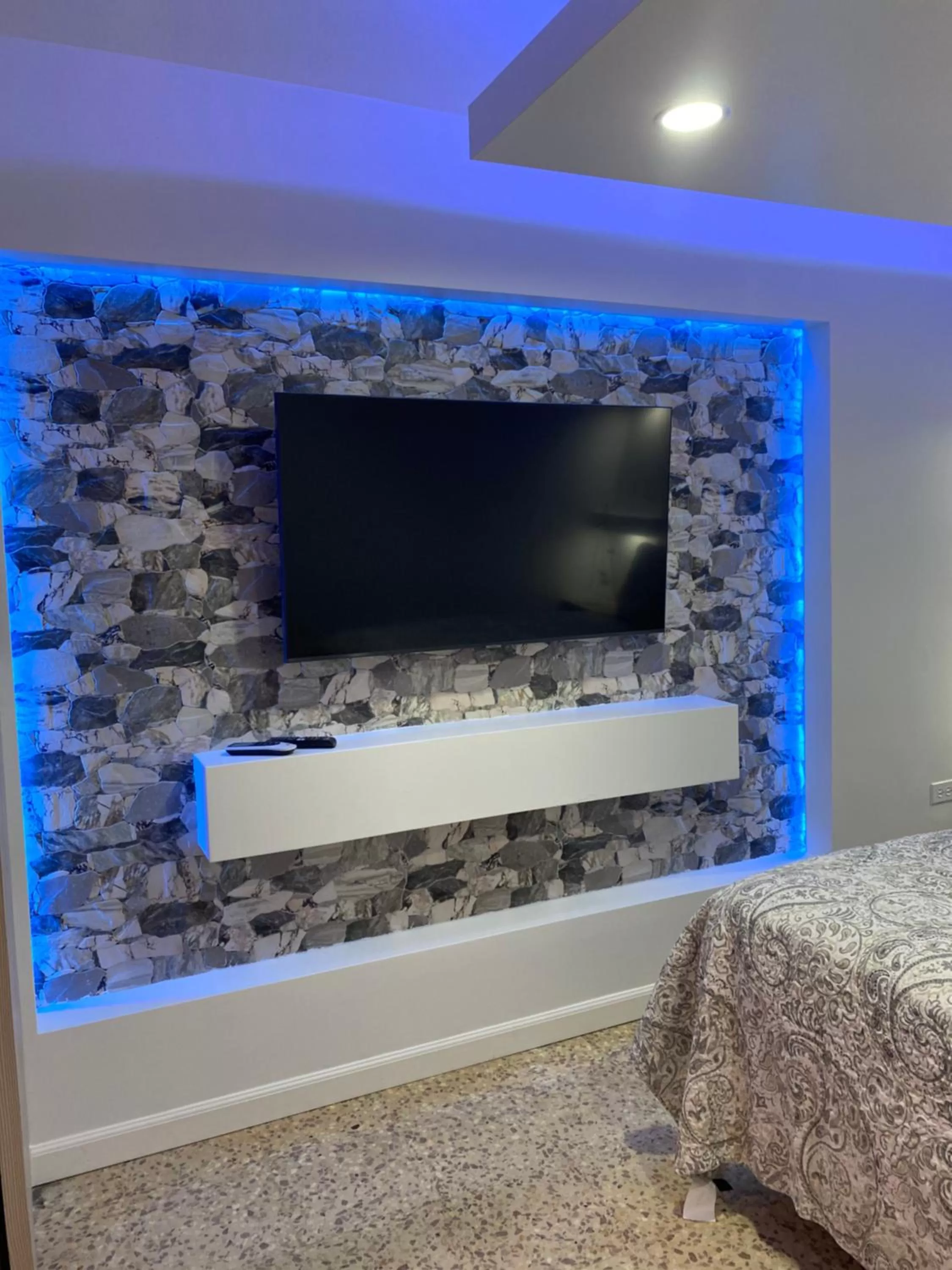 TV and multimedia, TV/Entertainment Center in Itza-Bella Suites