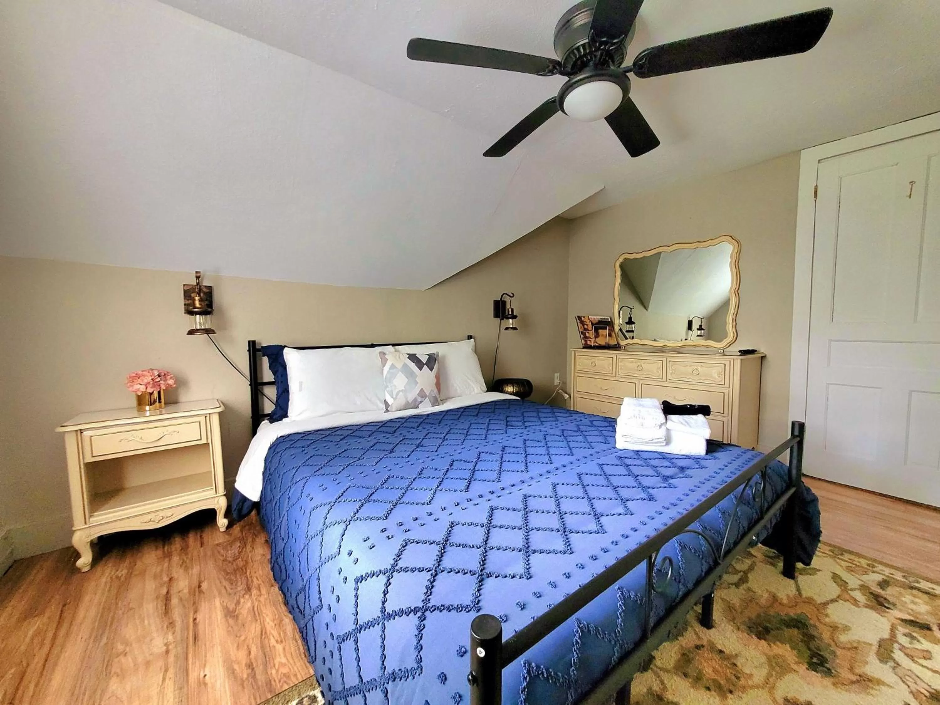 Bed in Pump House Inn & Spa