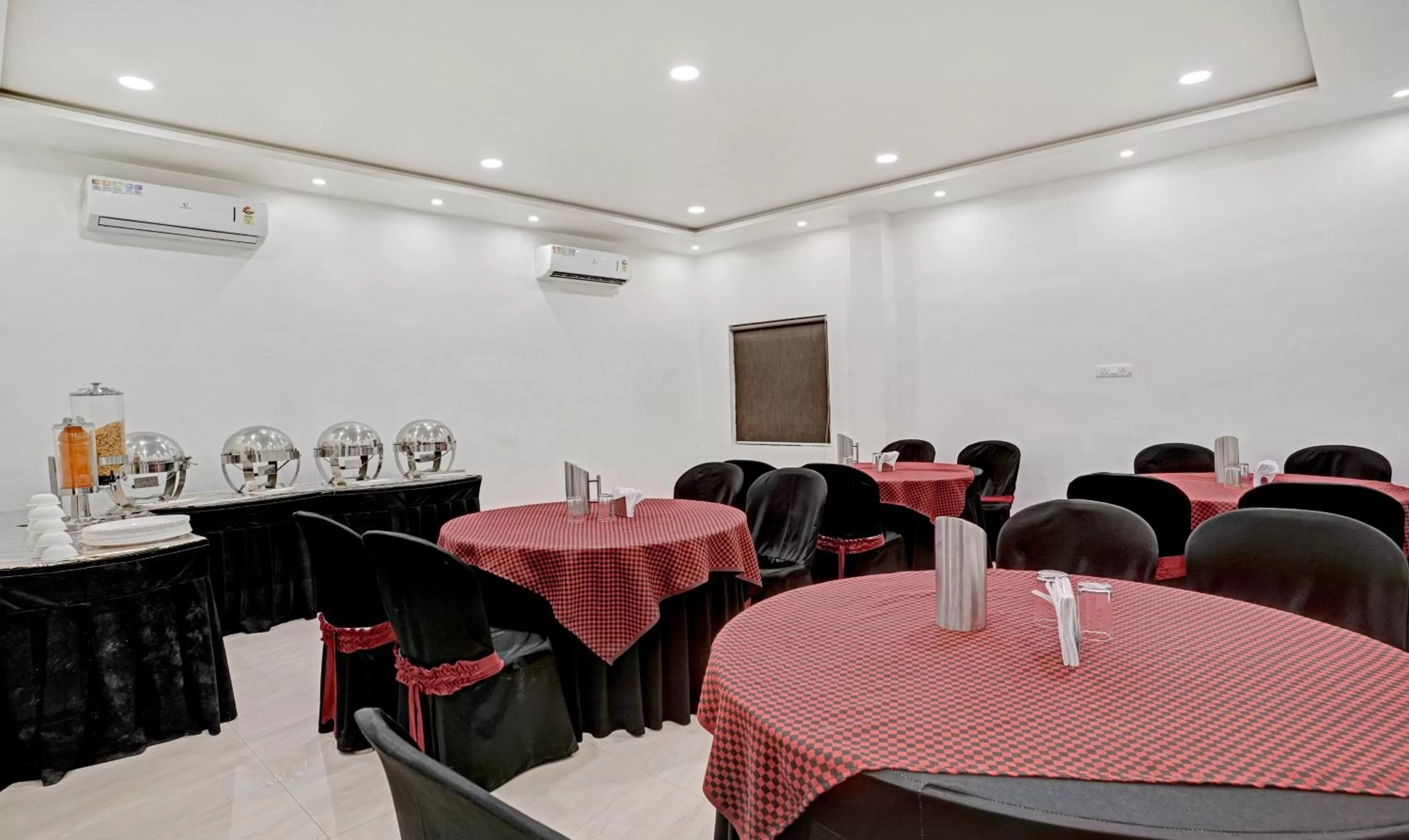 Restaurant/places to eat in Treebo Varsha Palace