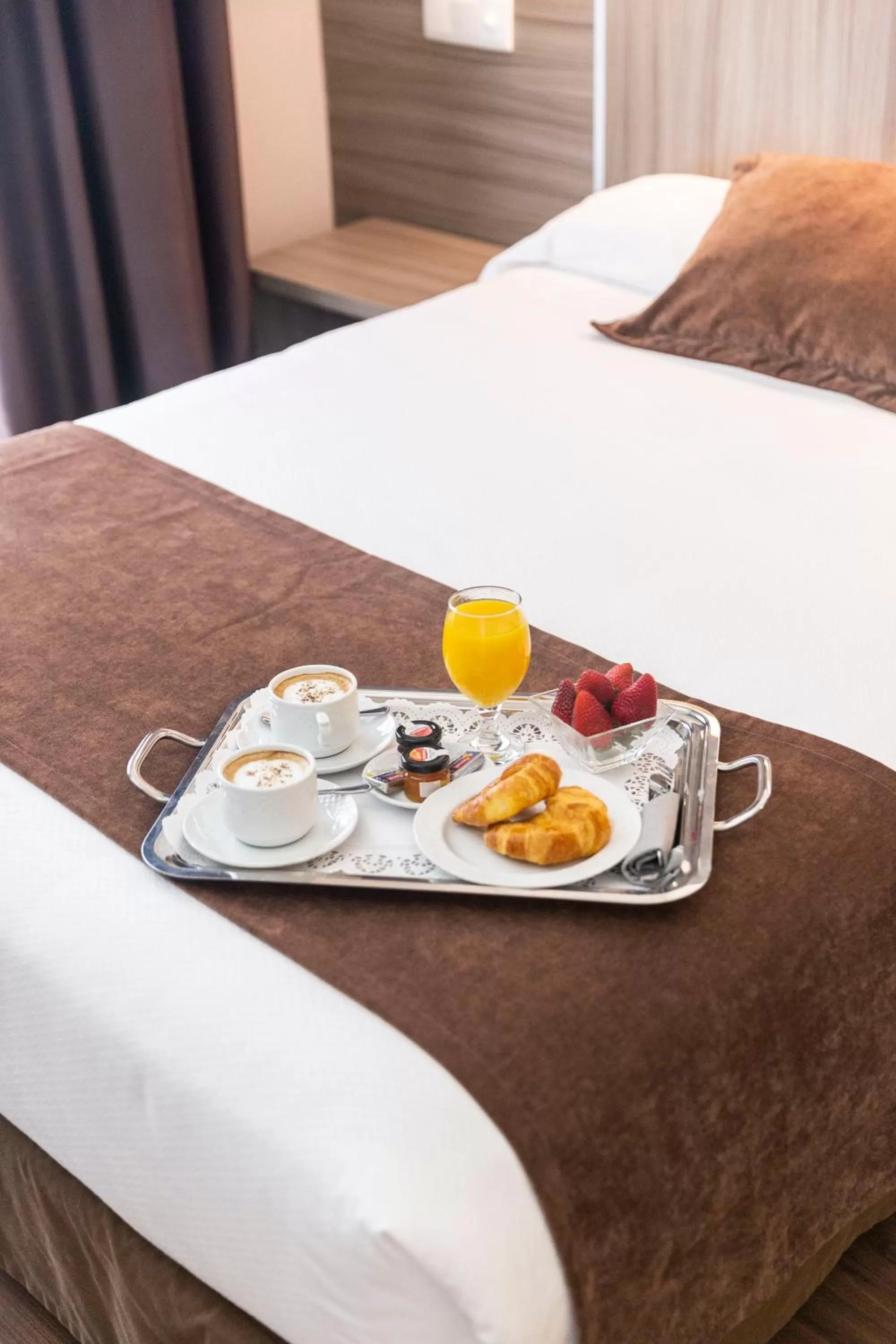 Breakfast, Bed in Hotel Serrano