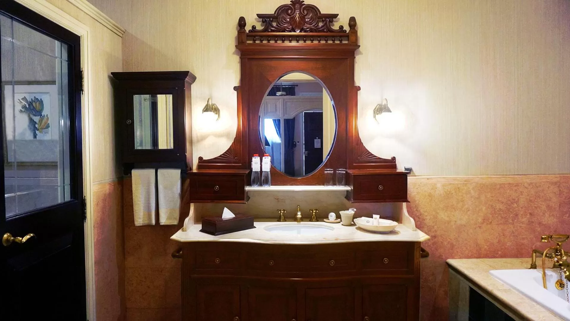 Bathroom in Hotel Majapahit Surabaya MGallery