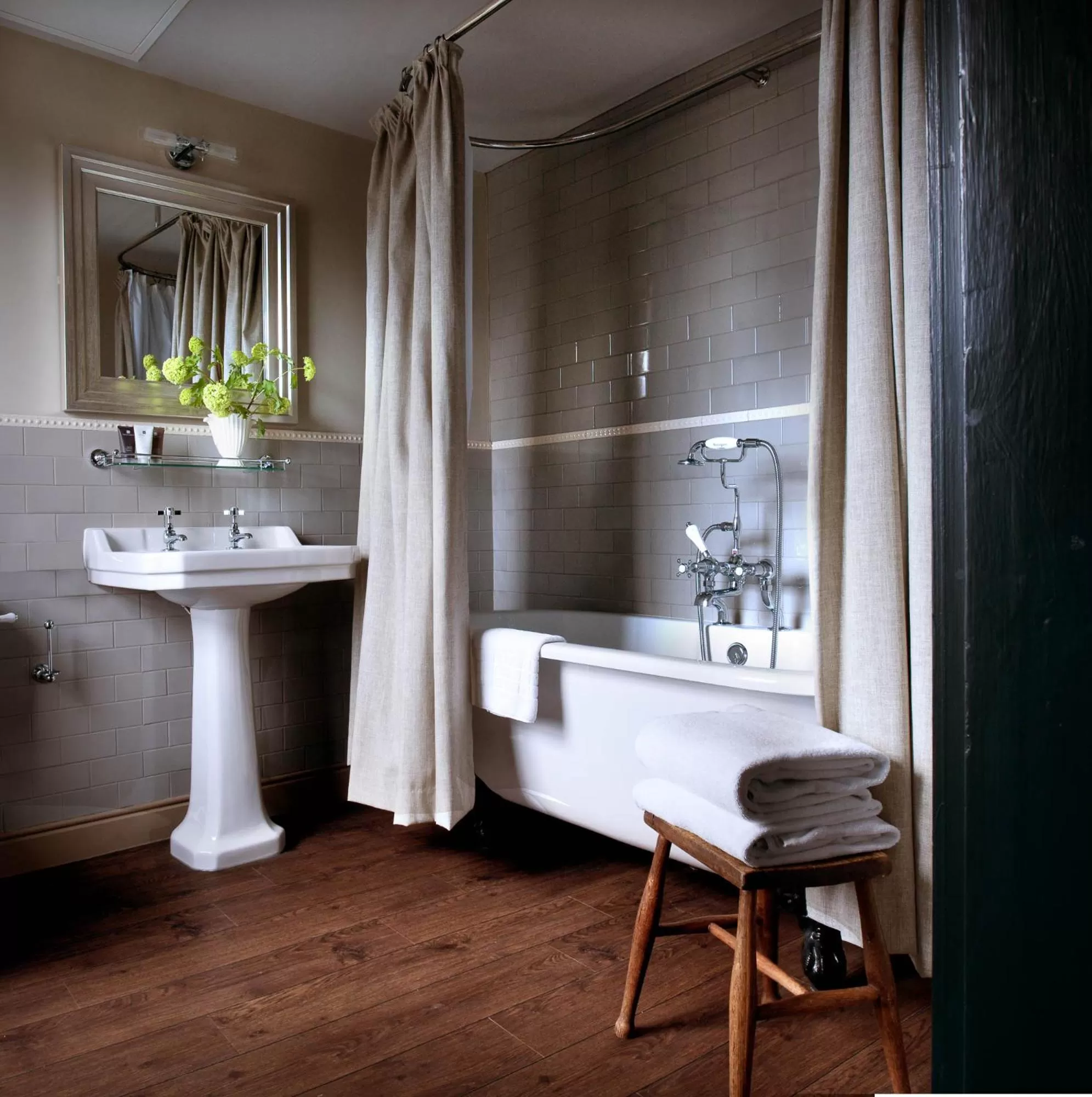 Bathroom in The Crown And Thistle, Abingdon