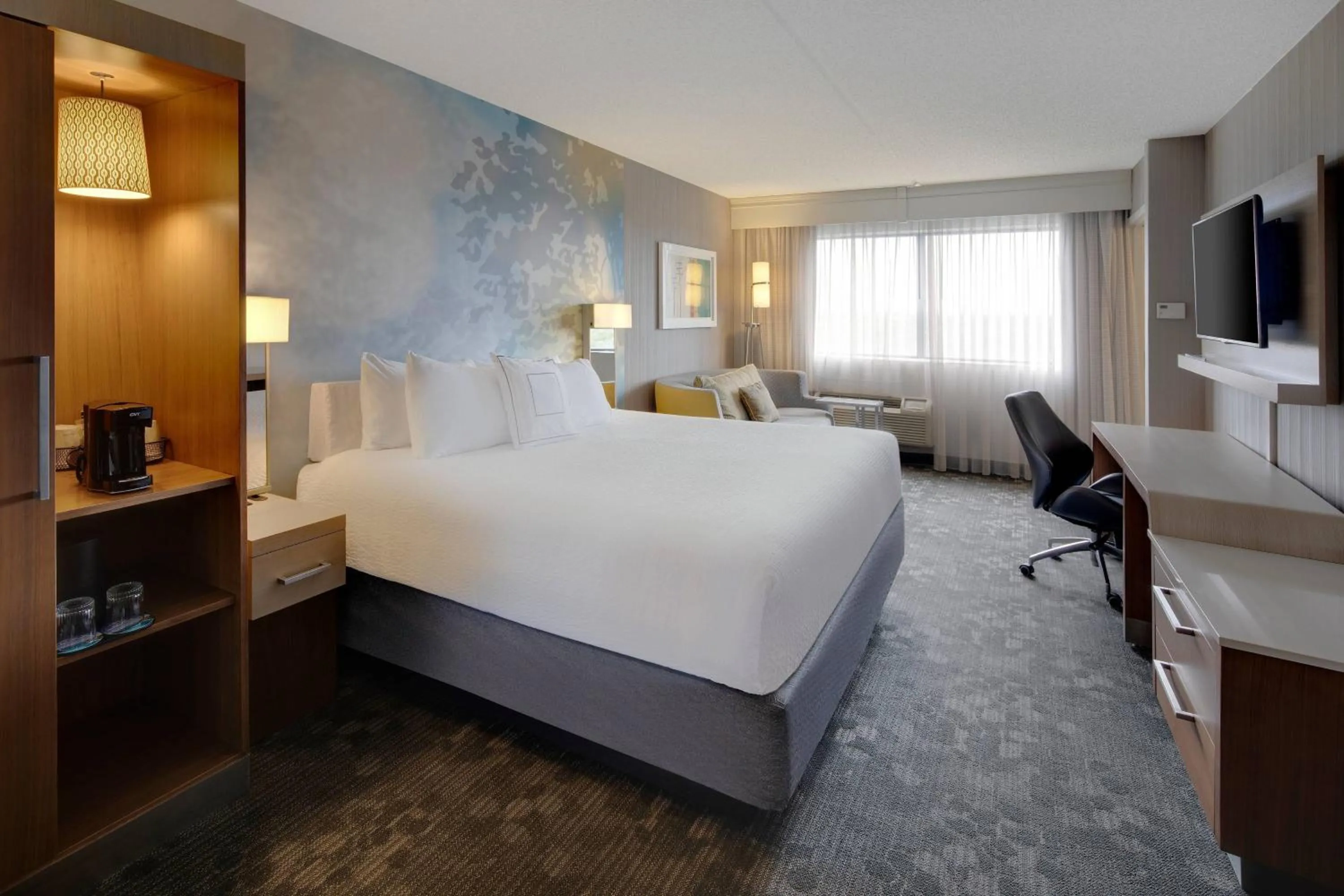 King Room with Adapted Tub - Mobility Accessible in Courtyard Austin-University Area