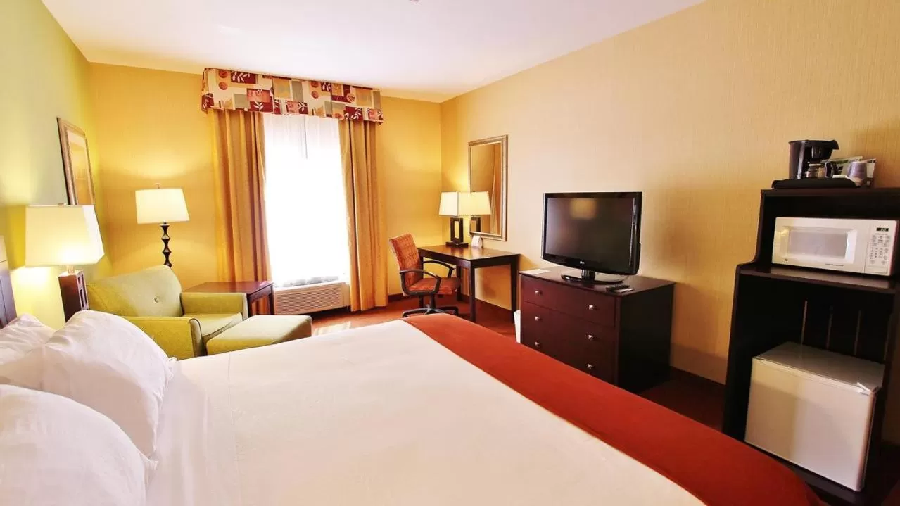 King Room with Roll In Shower - Disability Access/Non-Smoking in GreenTree Inn & Suites Pinetop