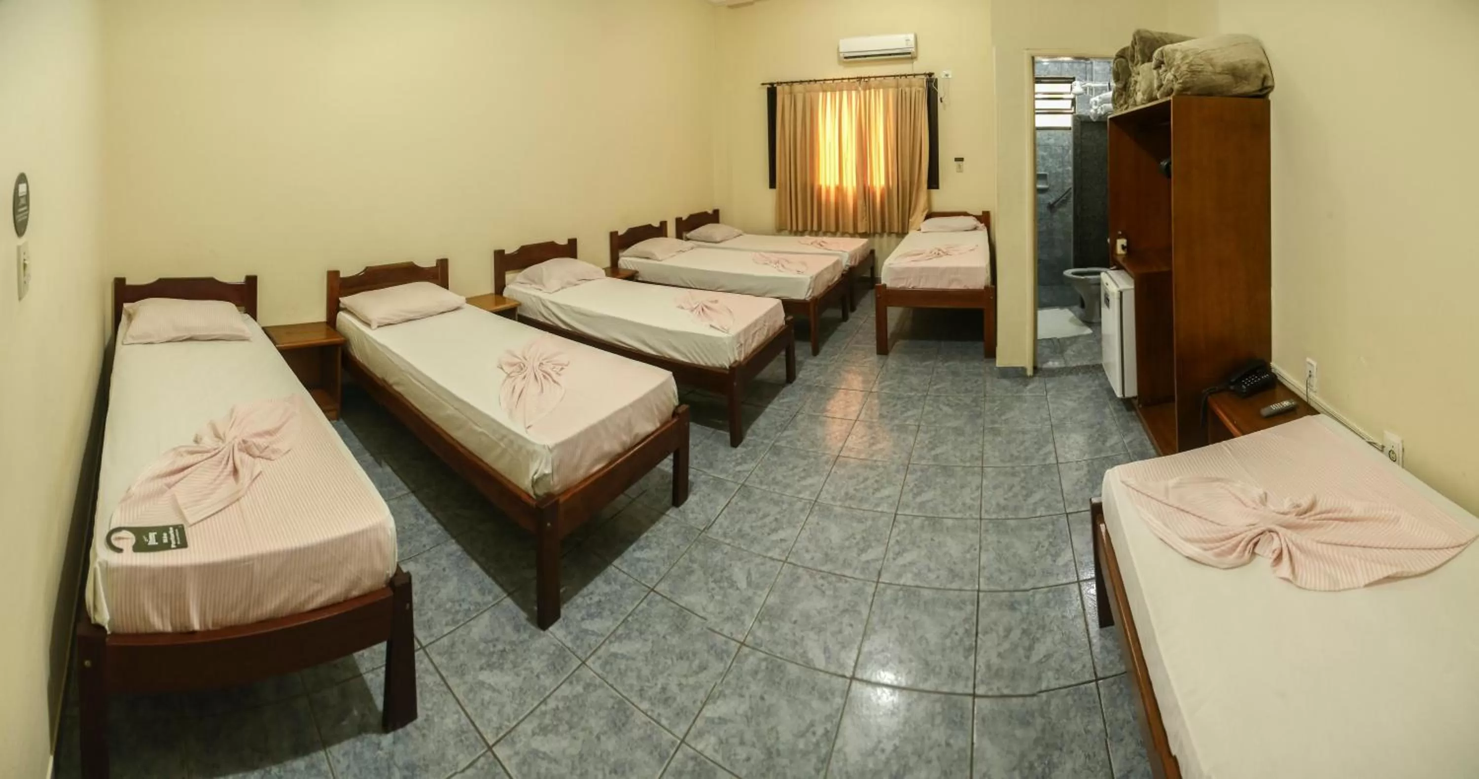 Shower, Bed in Hotel Santo Graal