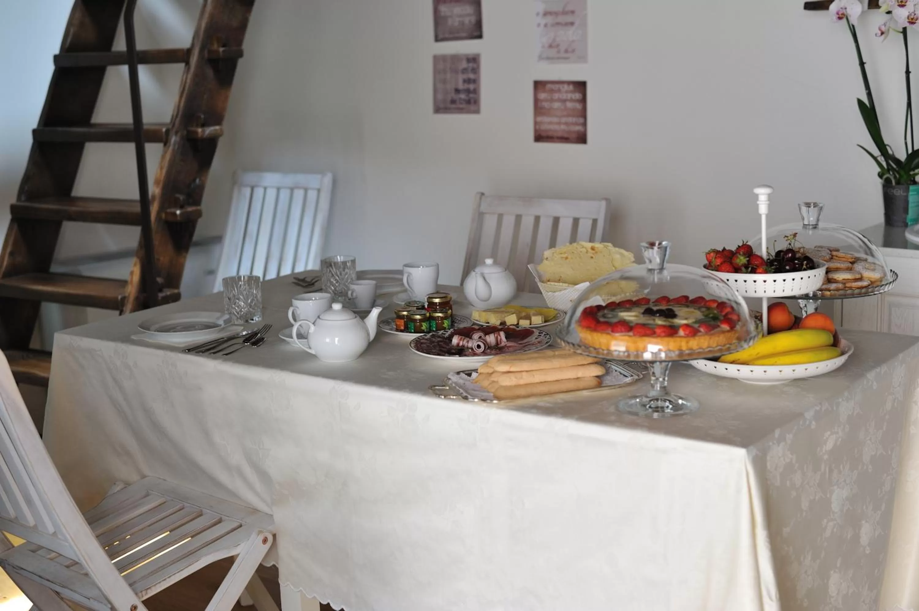 Buffet breakfast in B&B e Home Restaurant S'ispera Monolocale uso esclusivo