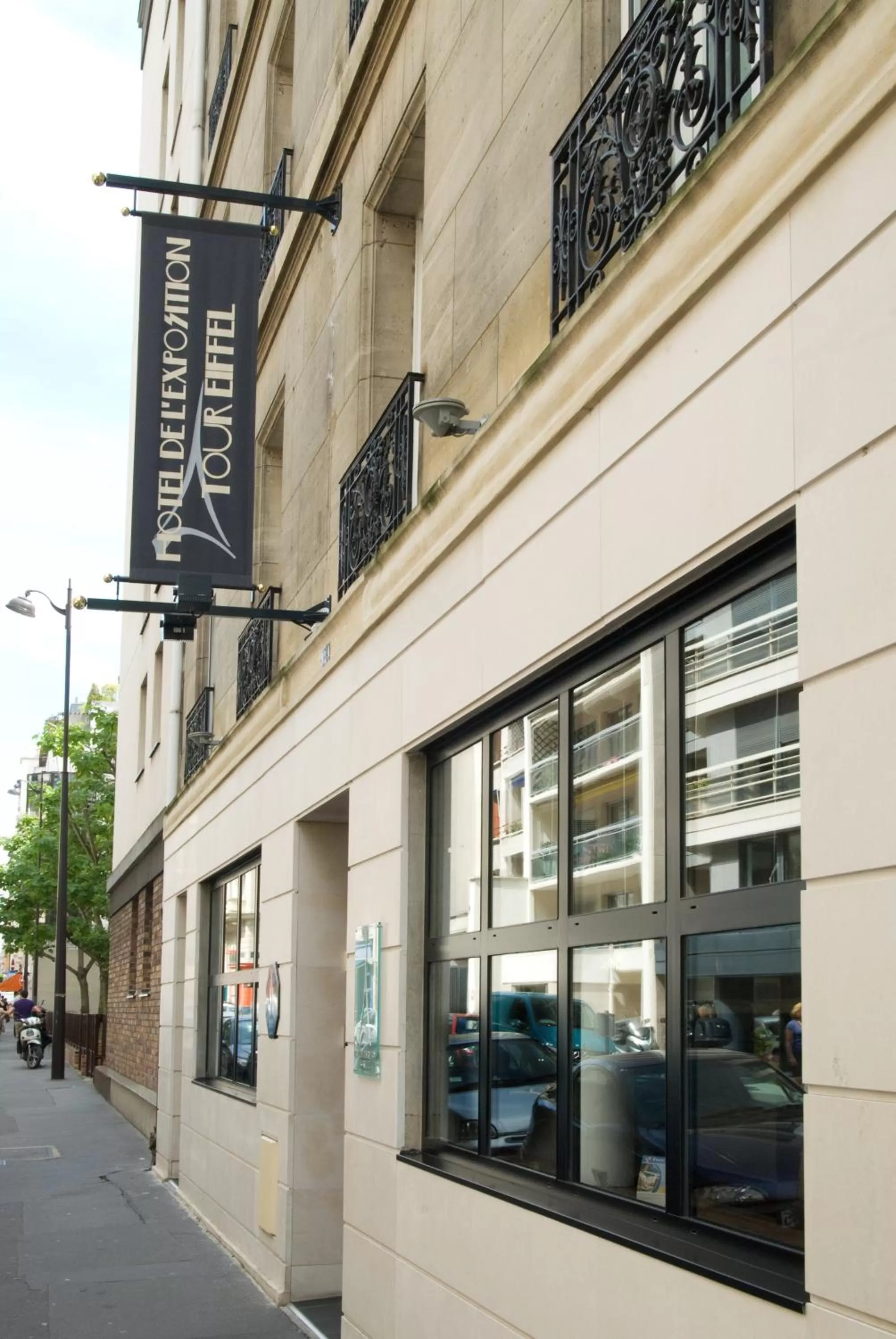 Facade/entrance in Hôtel de l'Exposition - Tour Eiffel