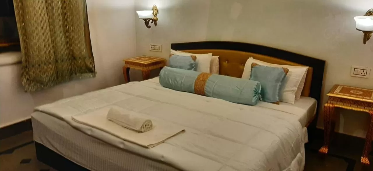 Bed in Hotel Bundi House