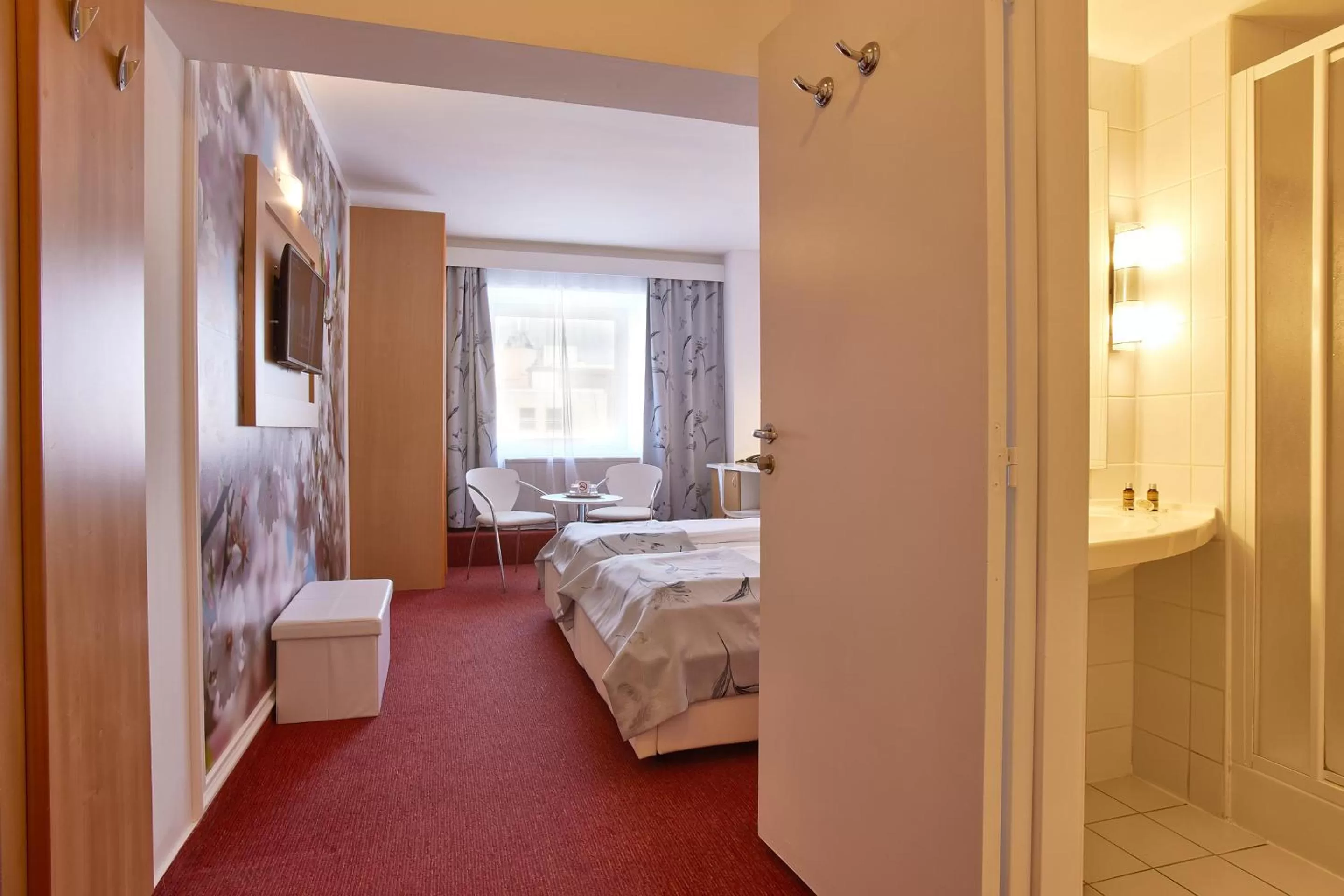 Bathroom, Bed in MyContinental Bucuresti Gara de Nord