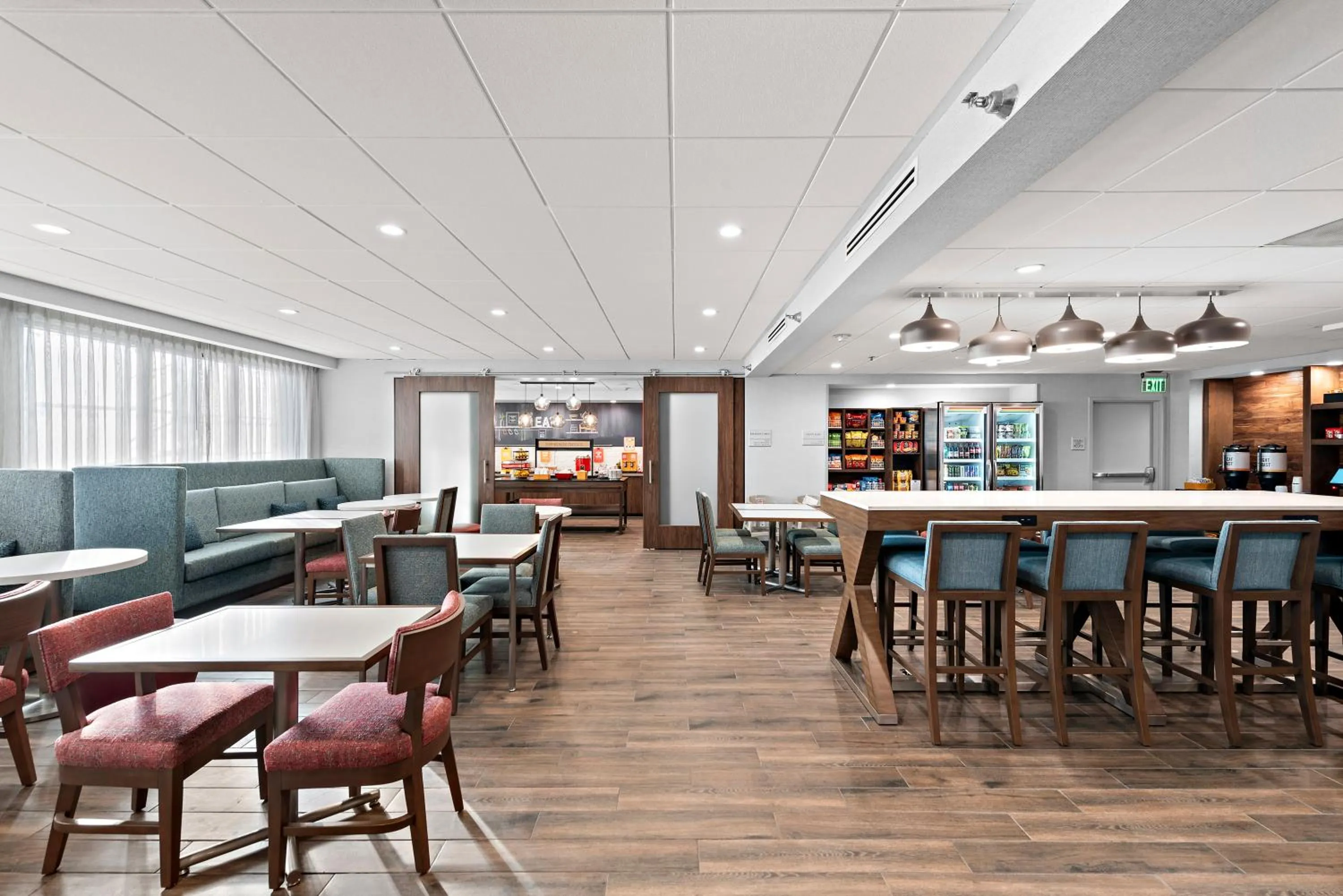 Seating area in Hampton Inn Los Angeles Airport