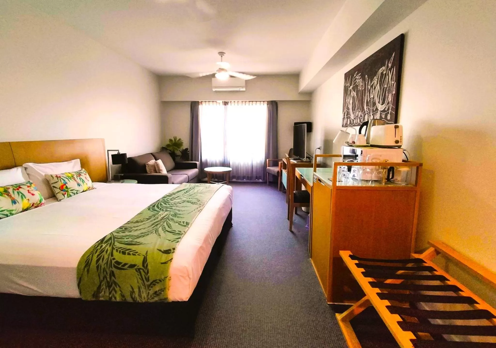 Photo of the whole room, Bed in Darwin Harbour Suites