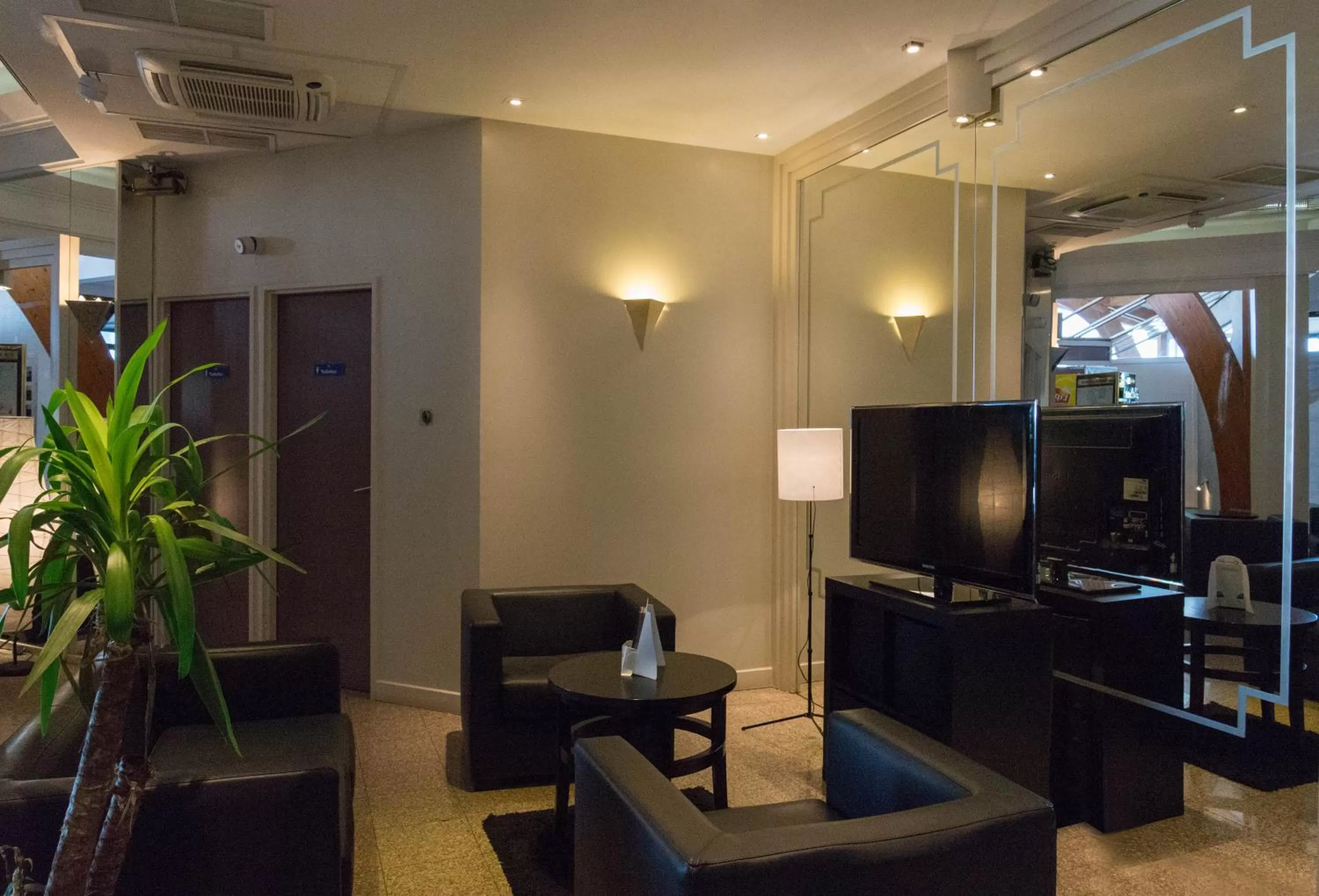 Communal lounge/ TV room in Comfort Hotel Toulouse Sud