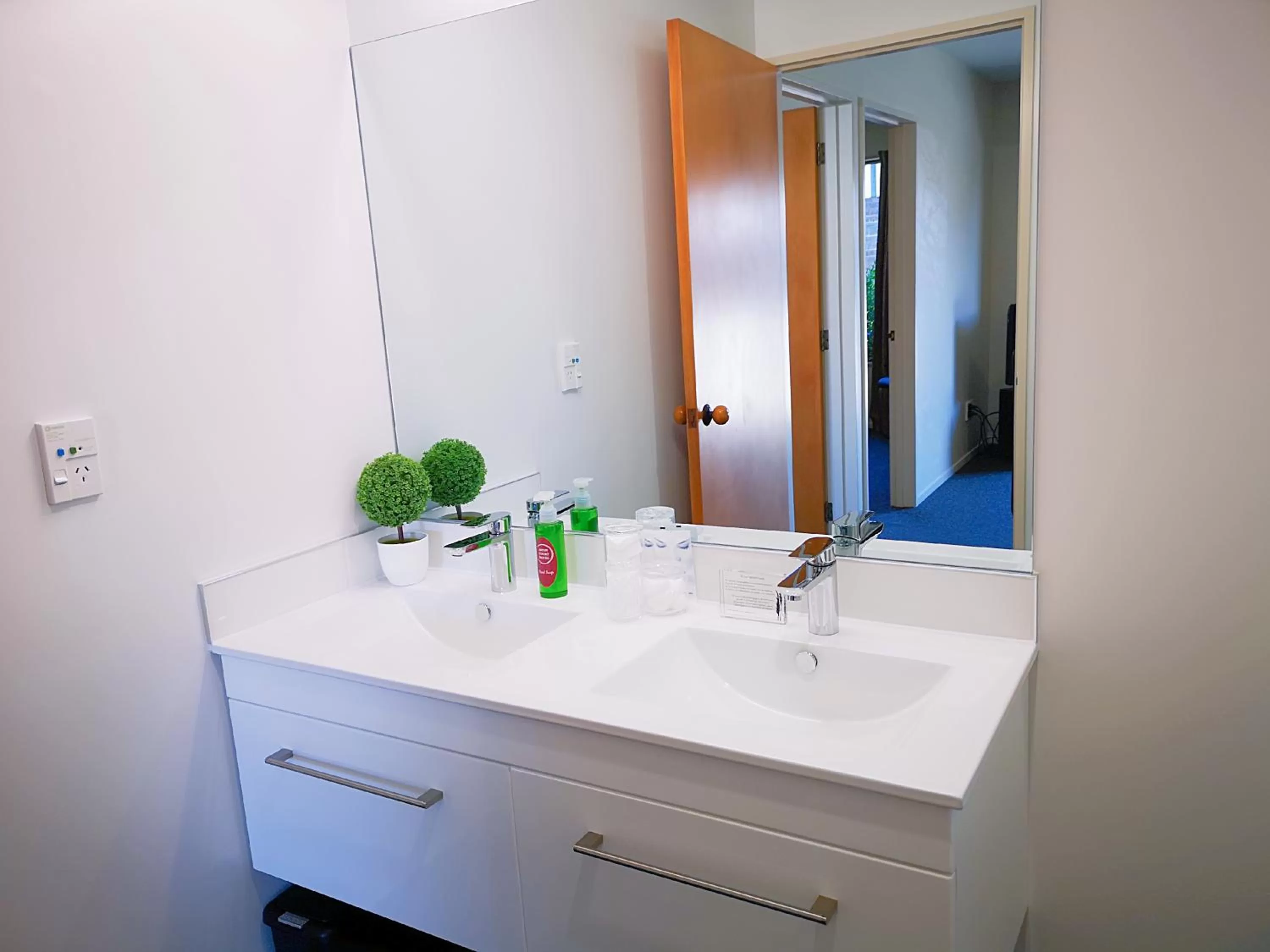 Bathroom in Aston Court Motel