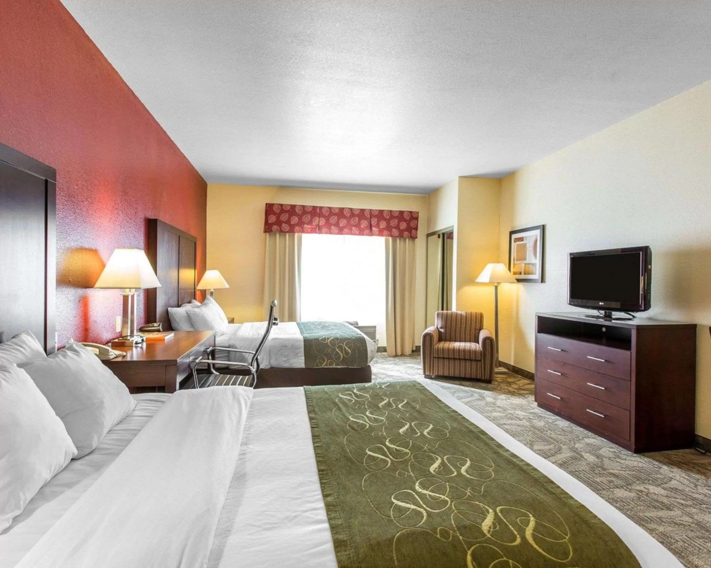 Photo of the whole room, Bed in Comfort Suites Palm Desert I-10