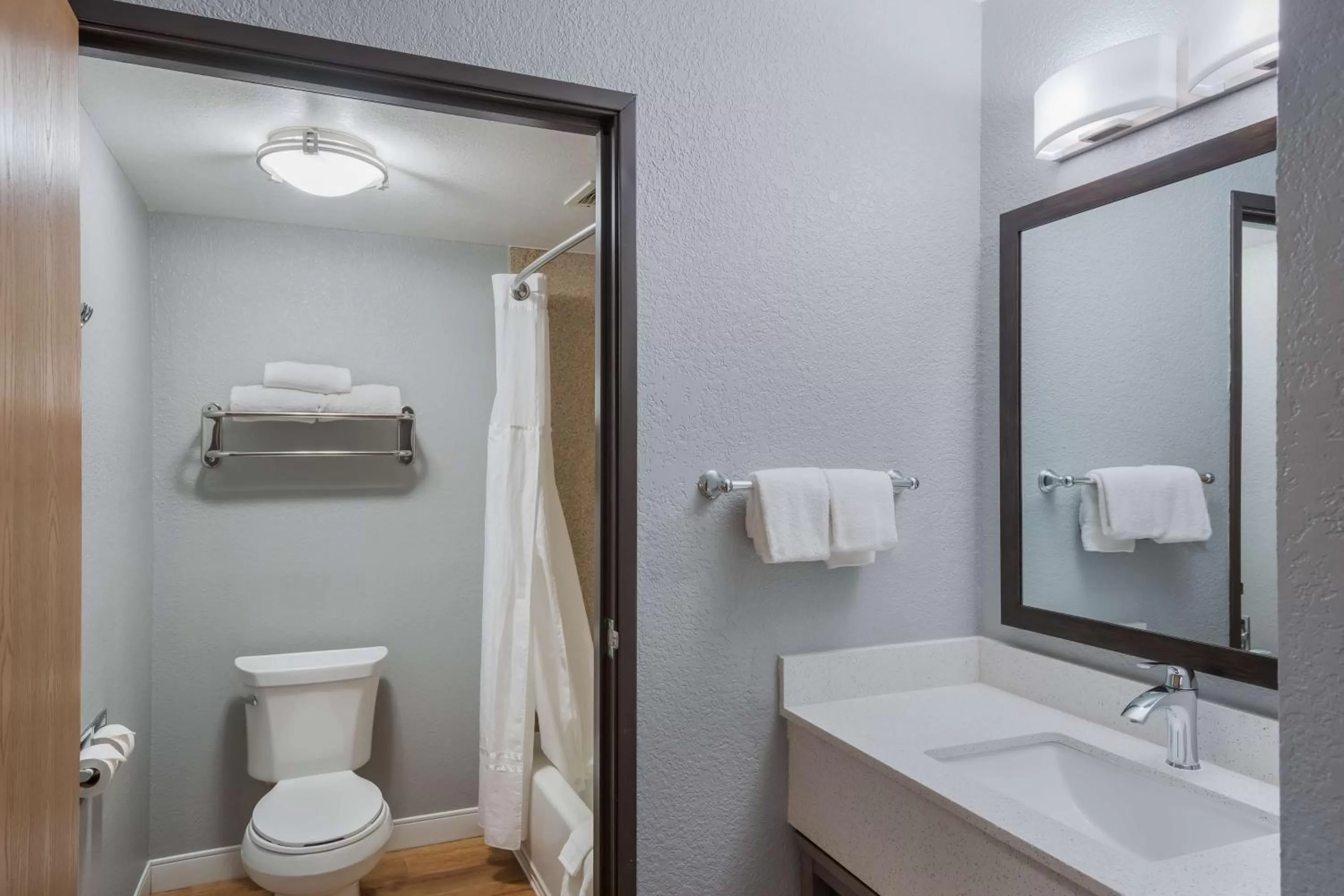 Bathroom in Best Western Fort Wayne I-69 North