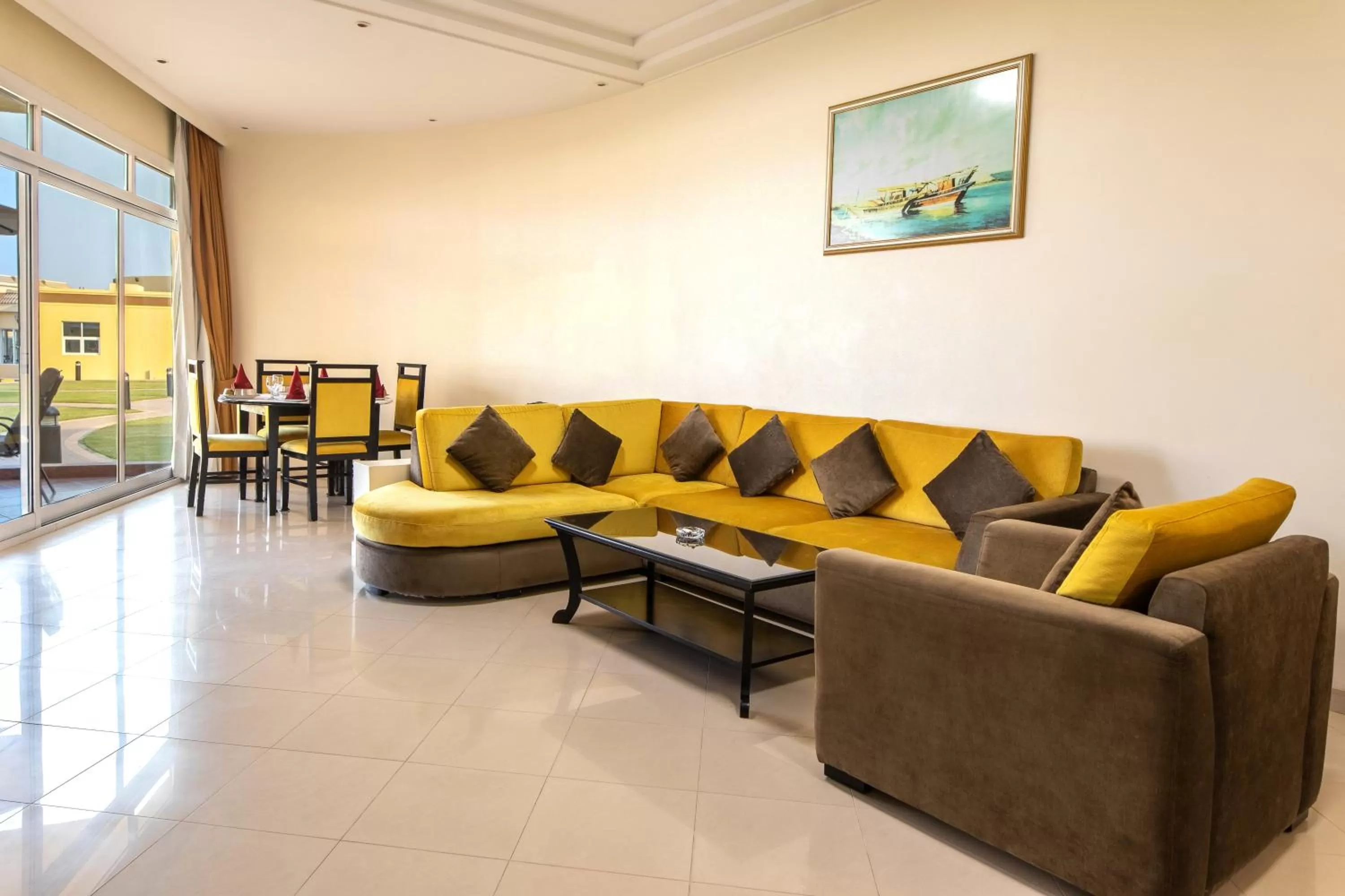 Living room in Royal Beach Hotel & Resort