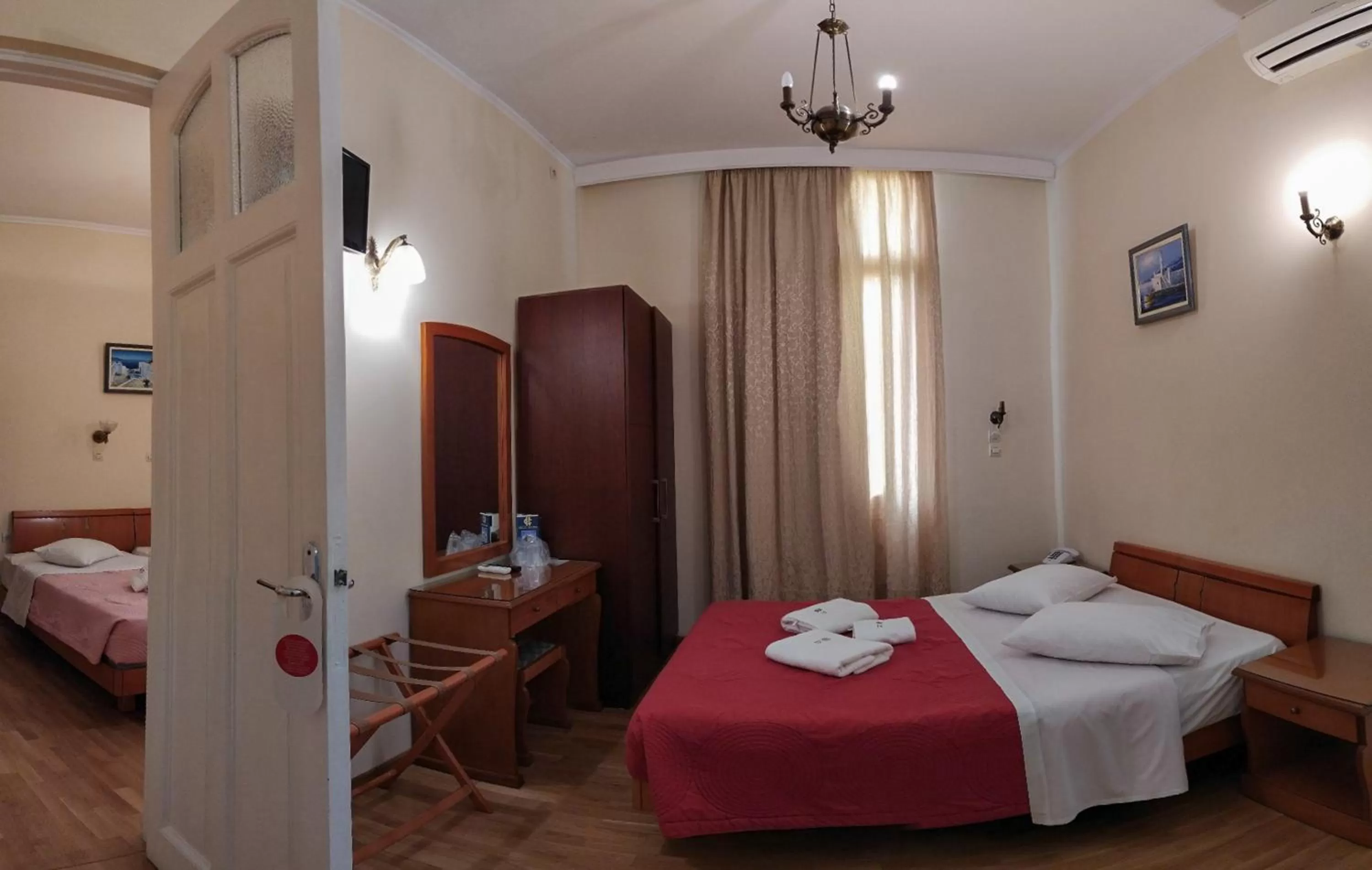 Photo of the whole room, Bed in Cecil Hotel