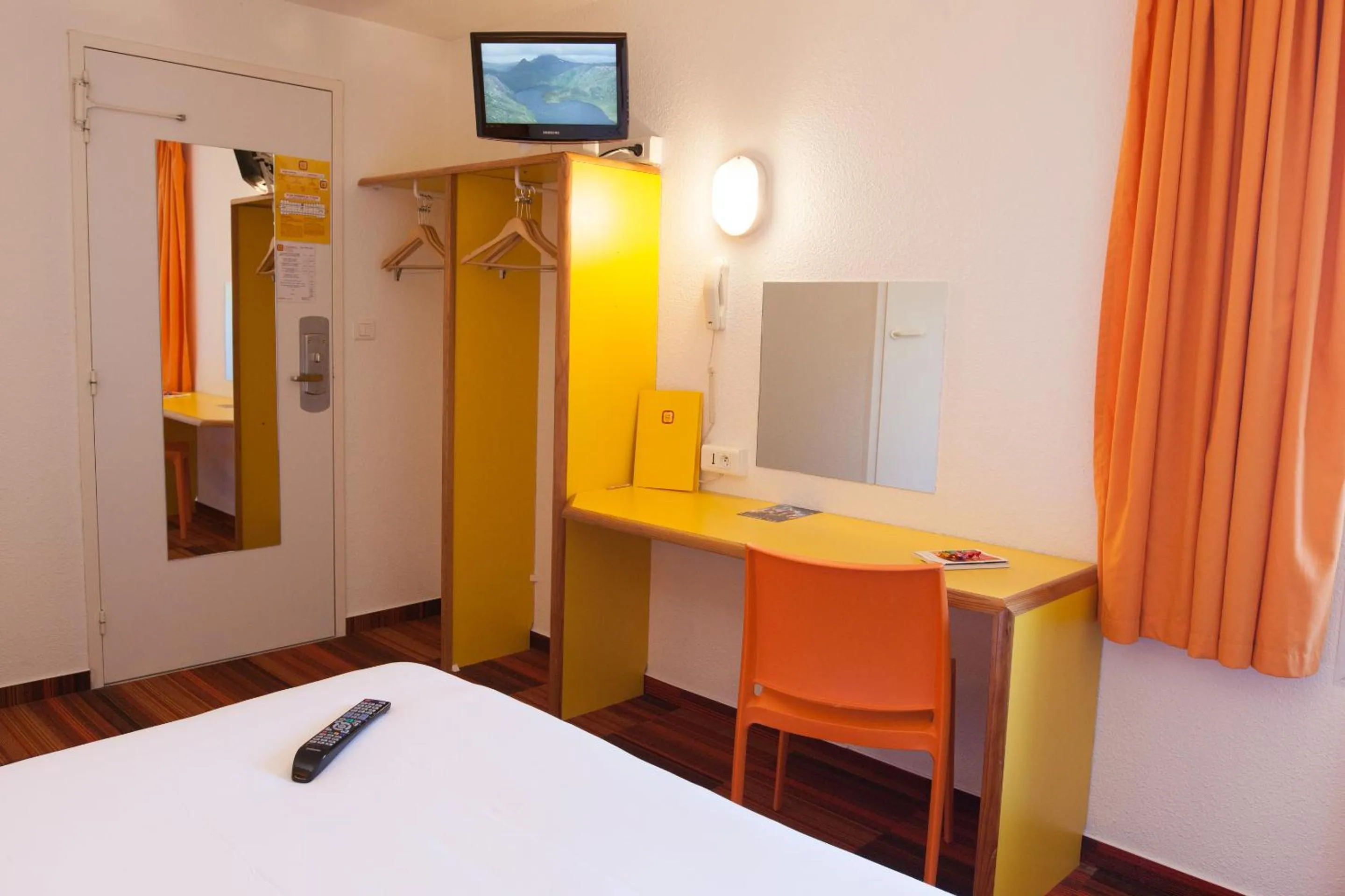 Bedroom, Bed in The Originals Access, Hôtel Bordeaux Lac