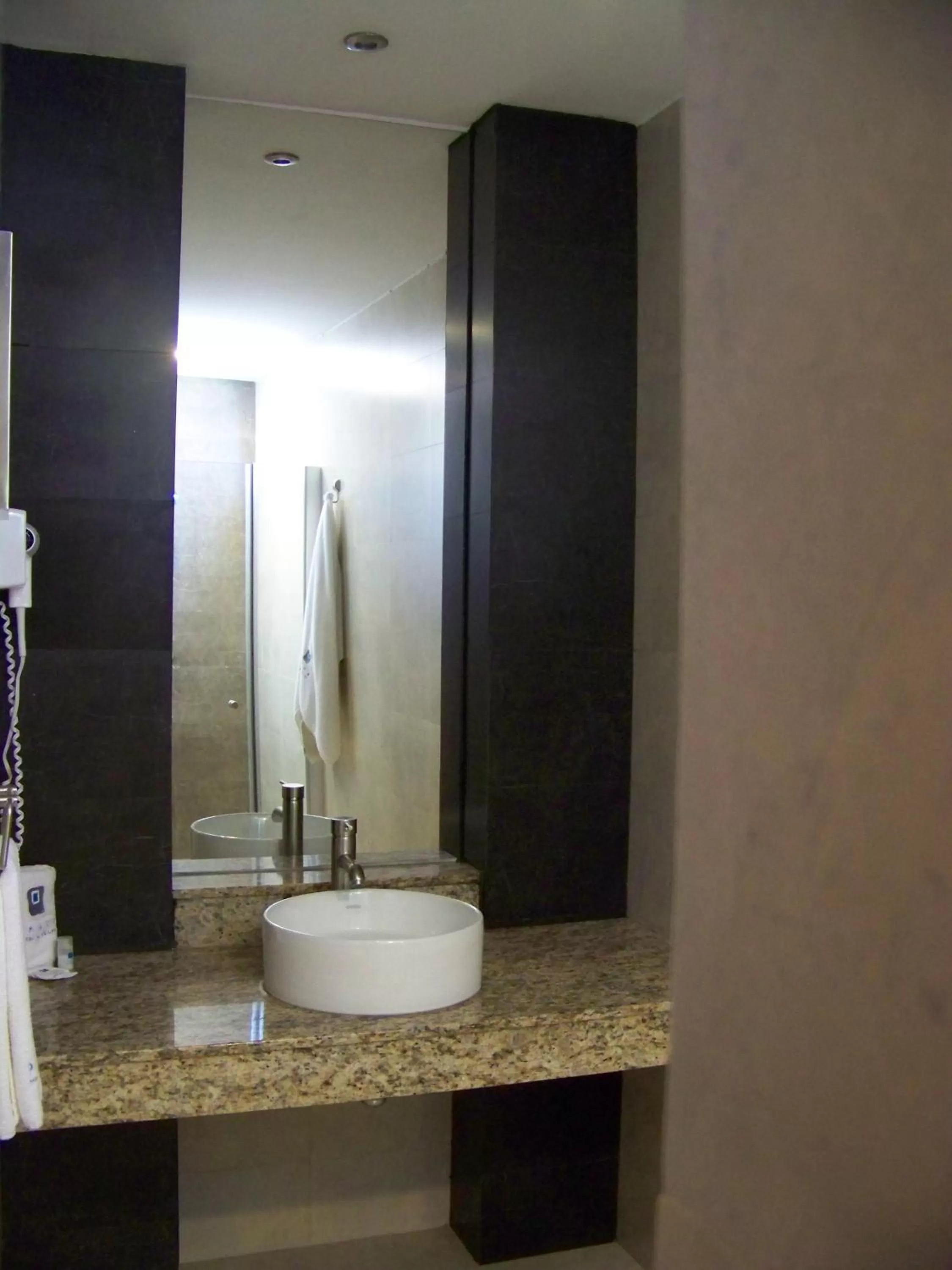 Bathroom in Hotel Oasis