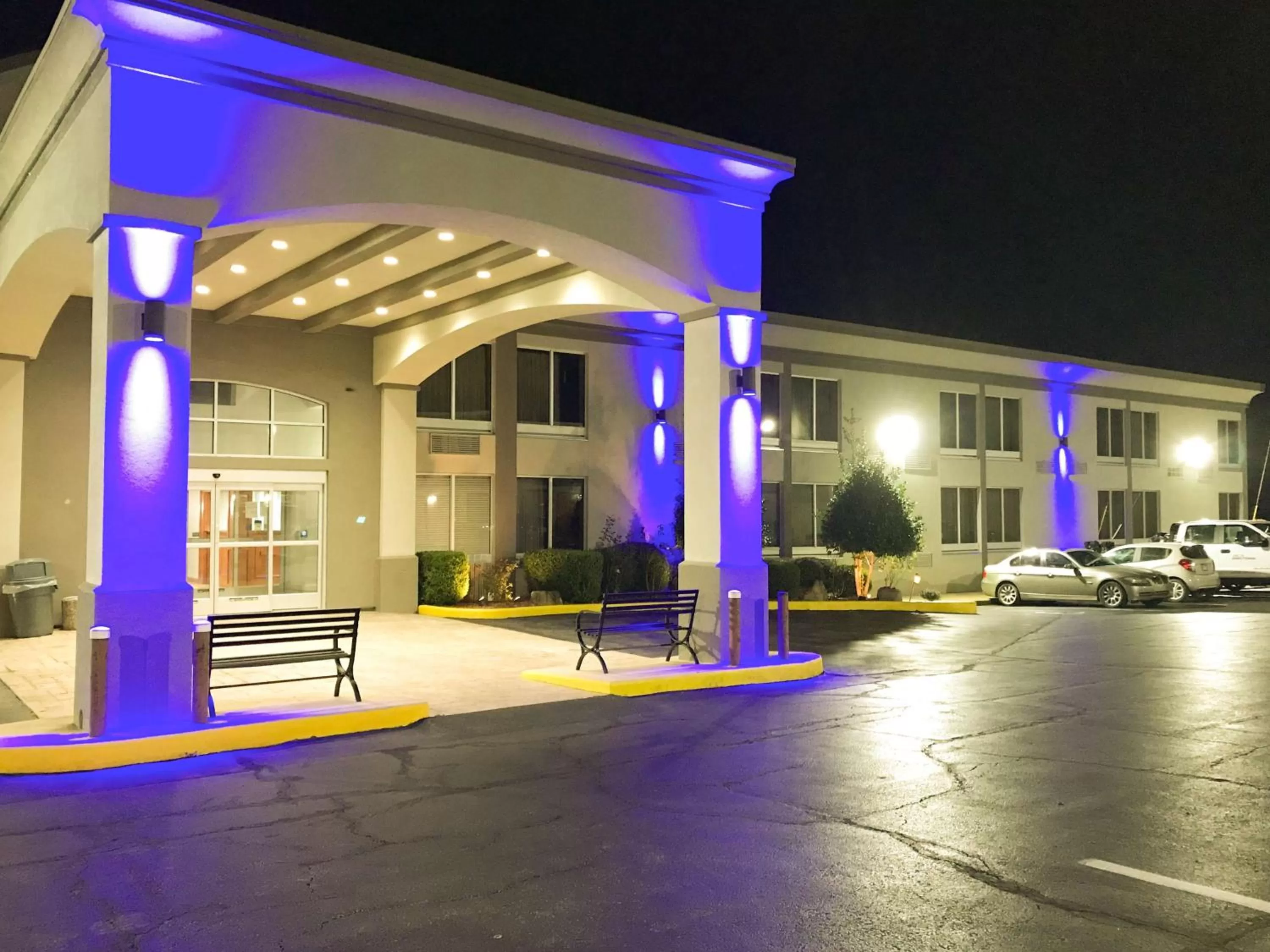 Property building in Studio 6 Suites Tupelo, MS