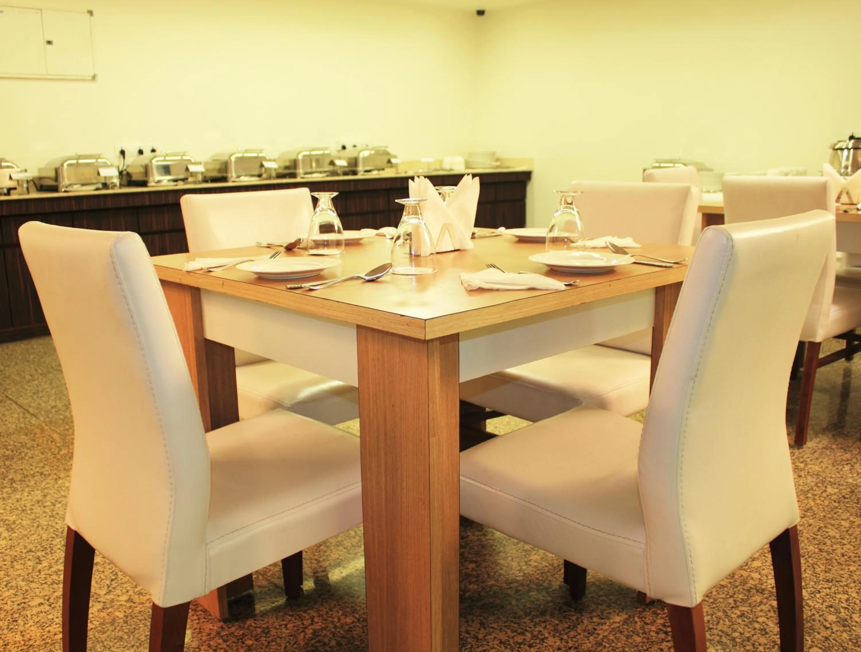 Restaurant/places to eat in Hotel Ivory 32