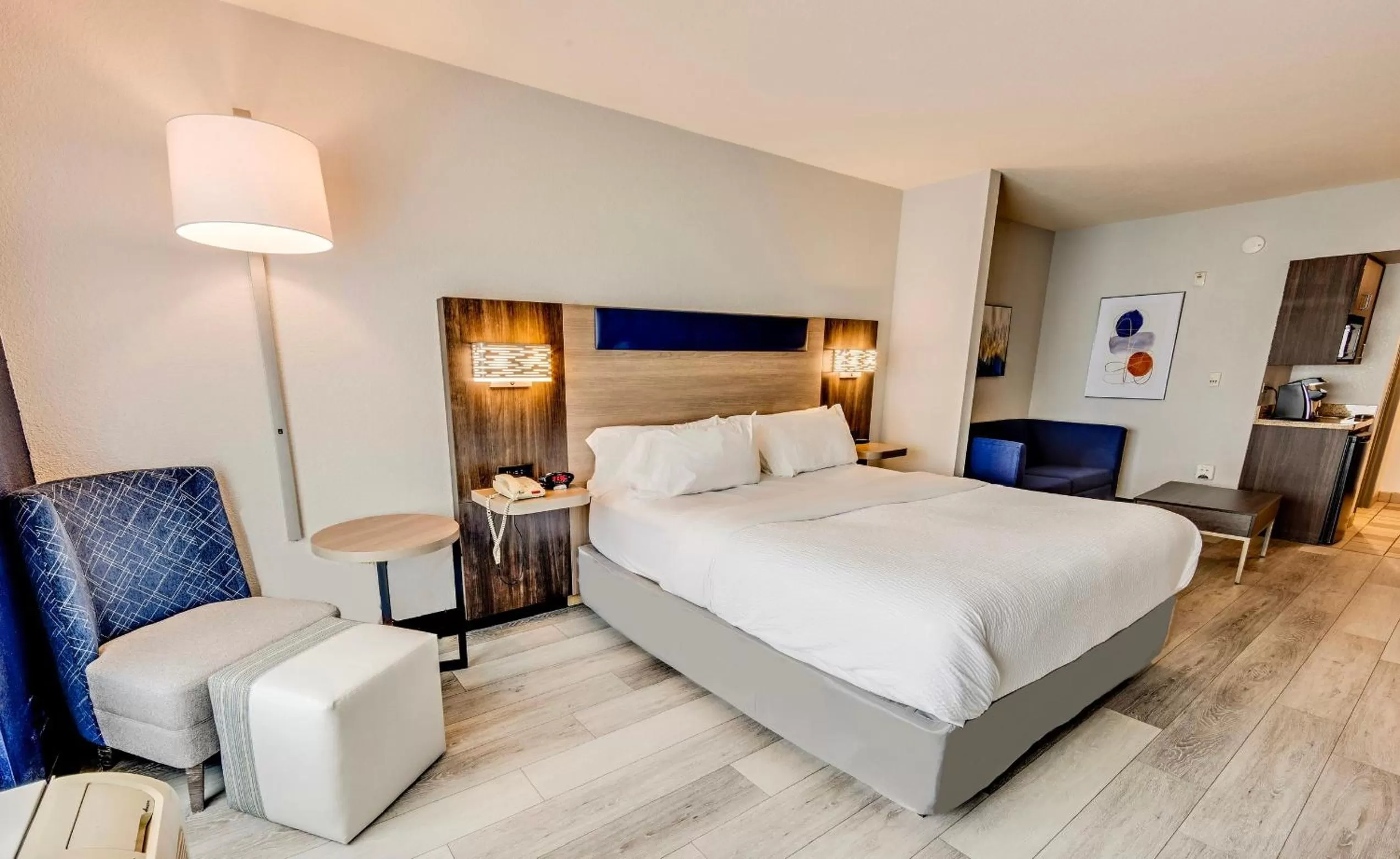 Living room, Bed in Holiday Inn Express Hotel & Suites Ohio State University- OSU Medical Center by IHG