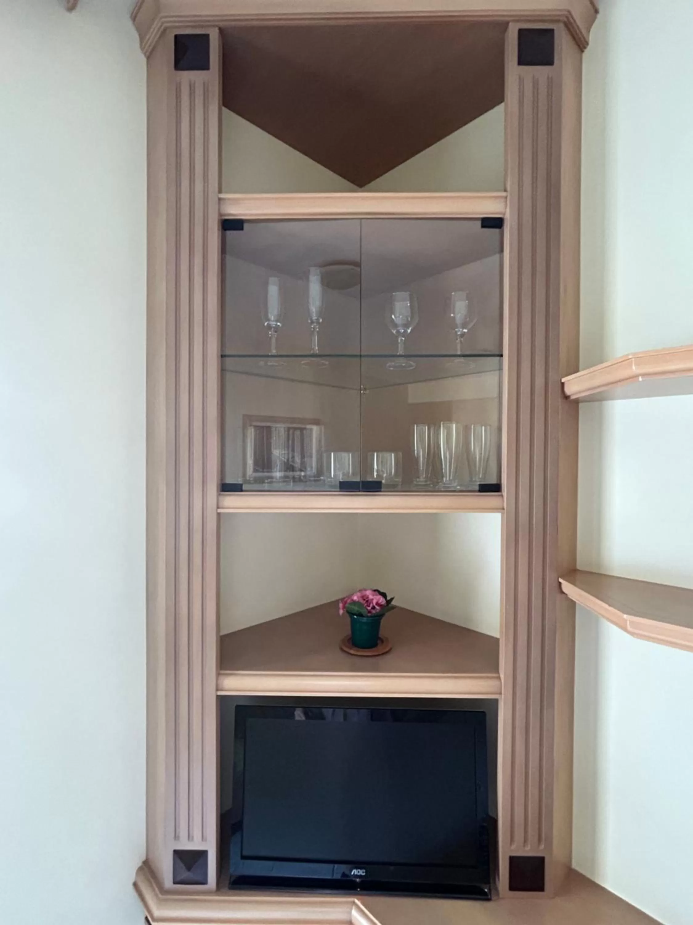 Kitchen or kitchenette, TV/Entertainment Center in Golfinhos Apart Hotel