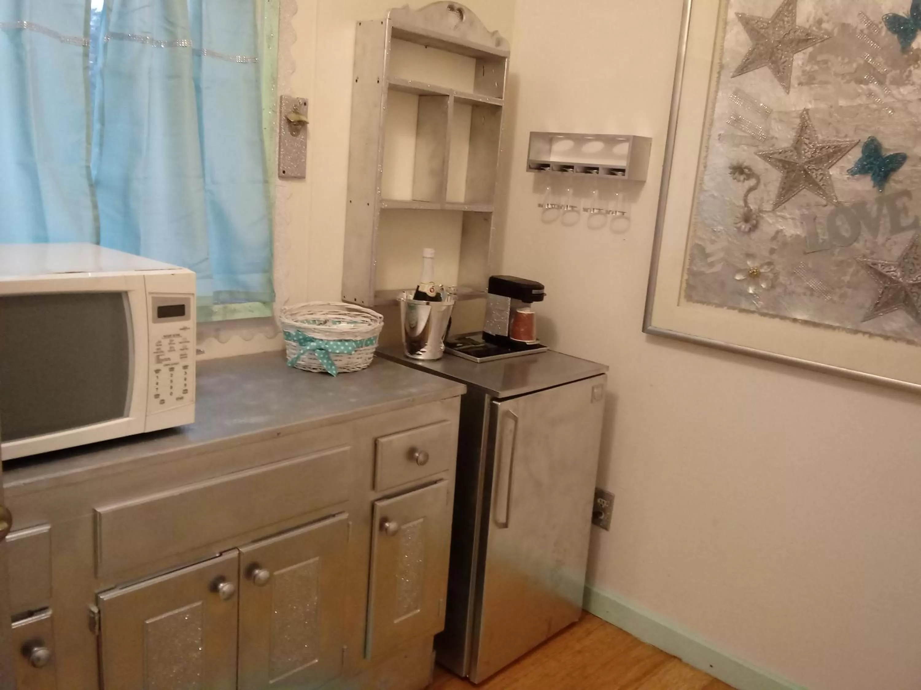 Coffee/tea facilities, Kitchen/Kitchenette in CRESCENT MOON MOTEL