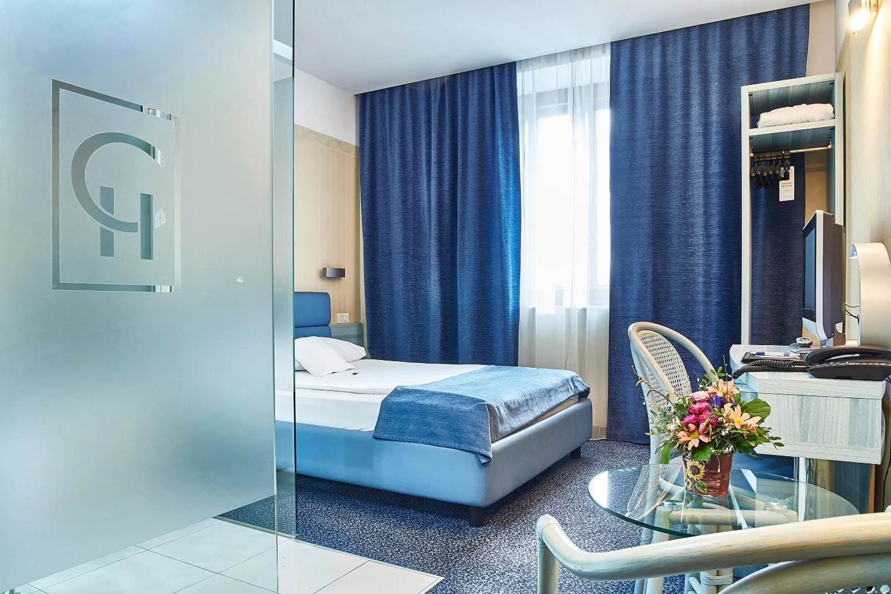 Photo of the whole room, Bed in Continental Forum Sibiu