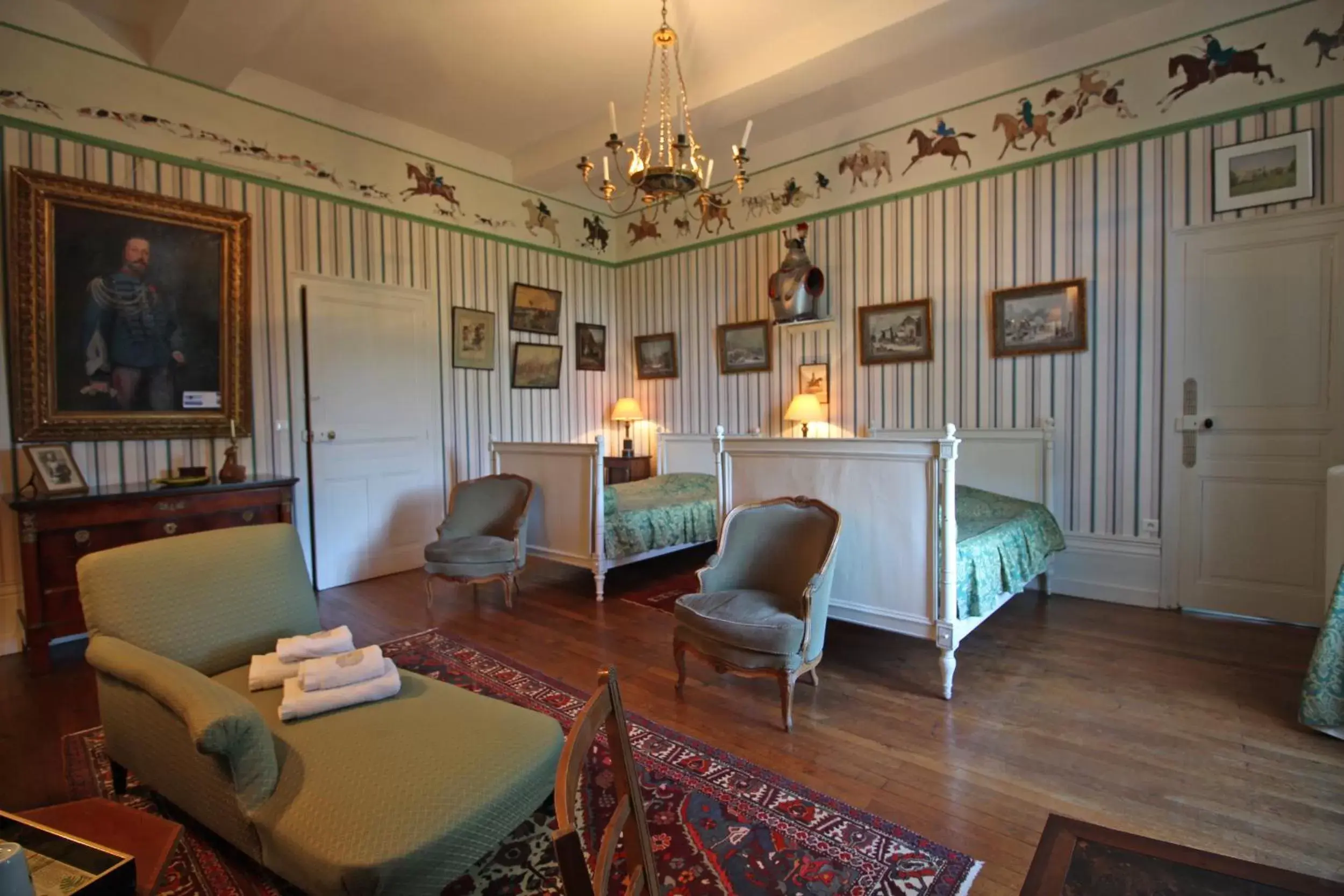 "Frize" Twin Room - single occupancy in Château de la Chabroulie "Frize" Twin Room - single occupancy in Château de la Chabroulie