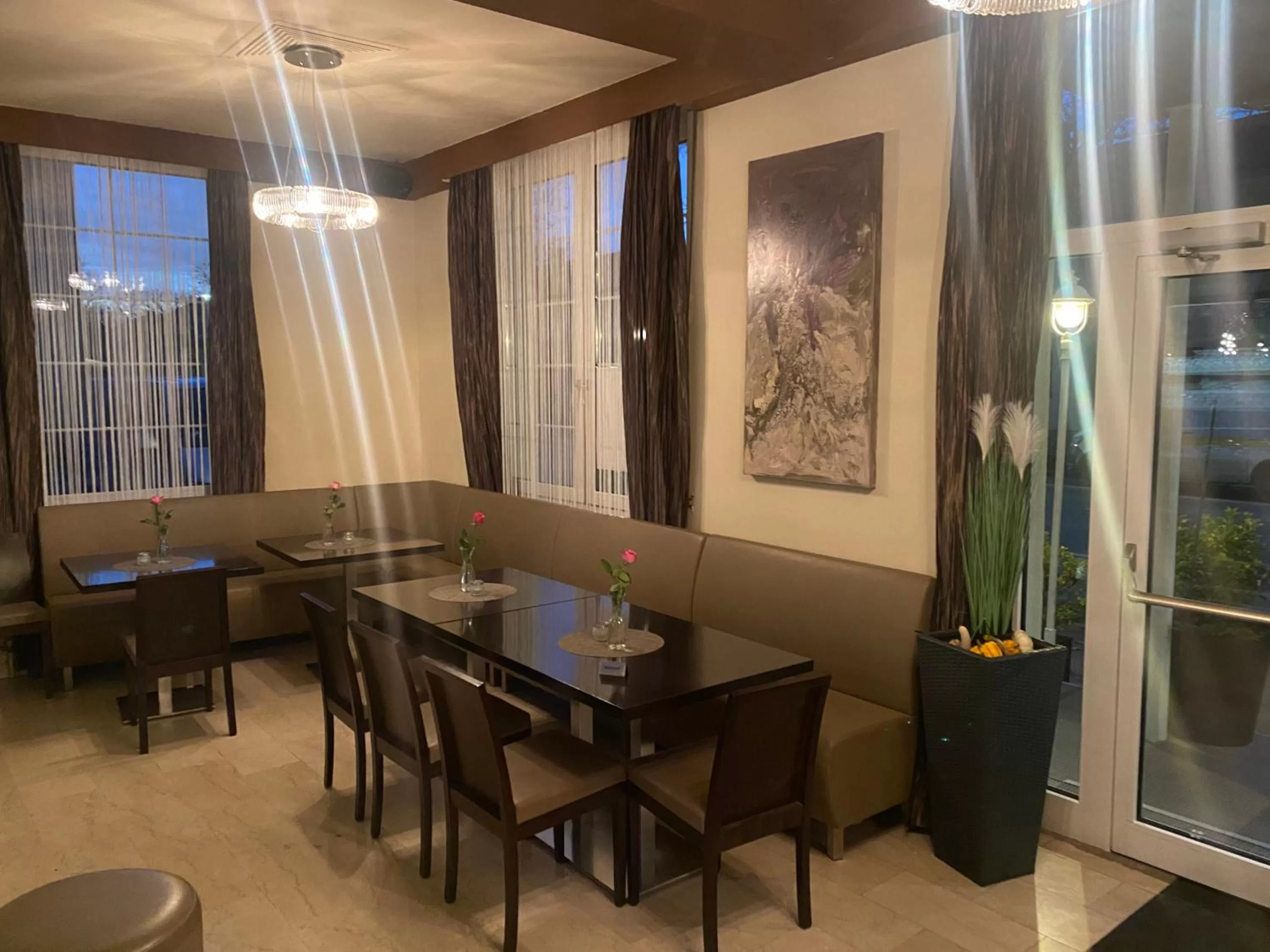 Restaurant/places to eat in Hotel Michael