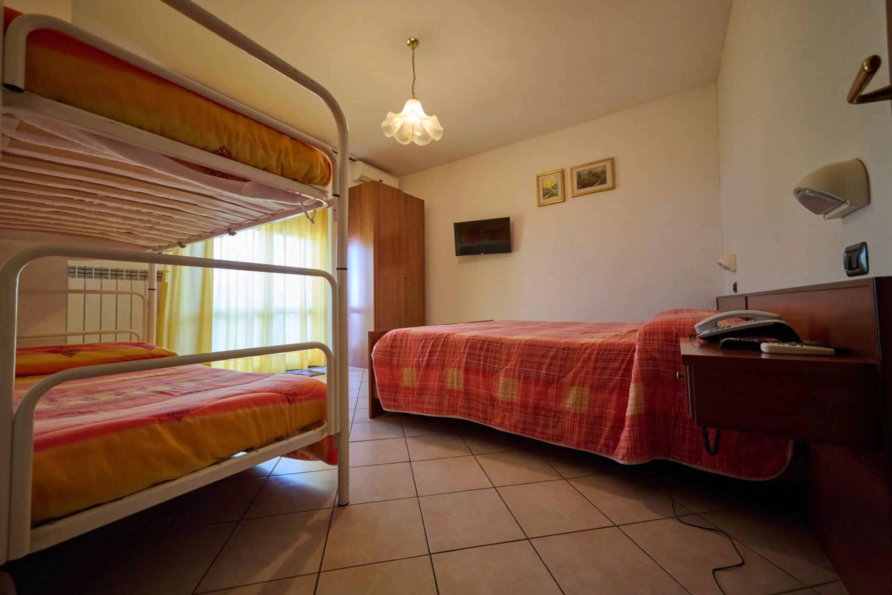 Photo of the whole room, Bed in Albergo Shine