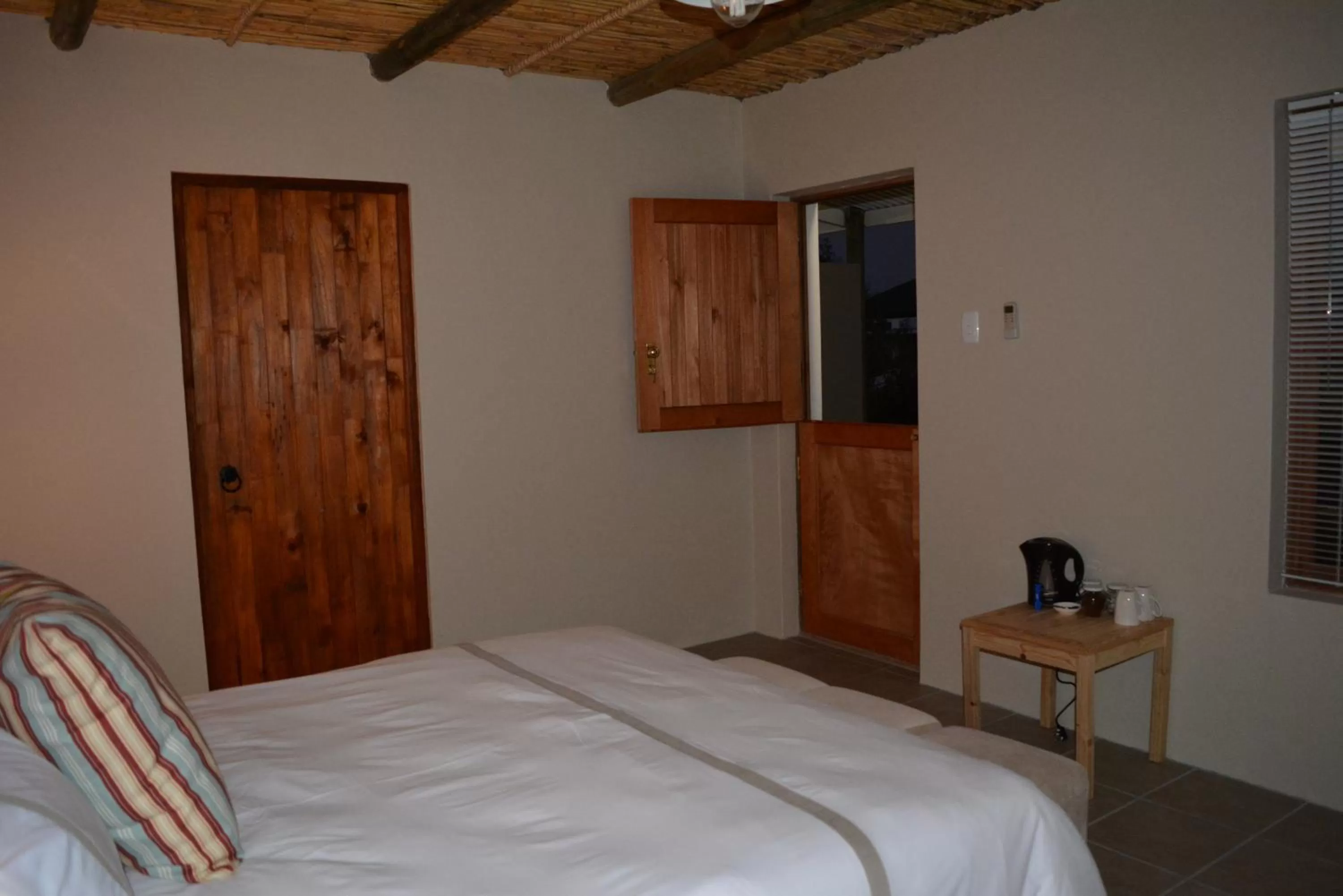 Photo of the whole room, Bed in Travellers Rest