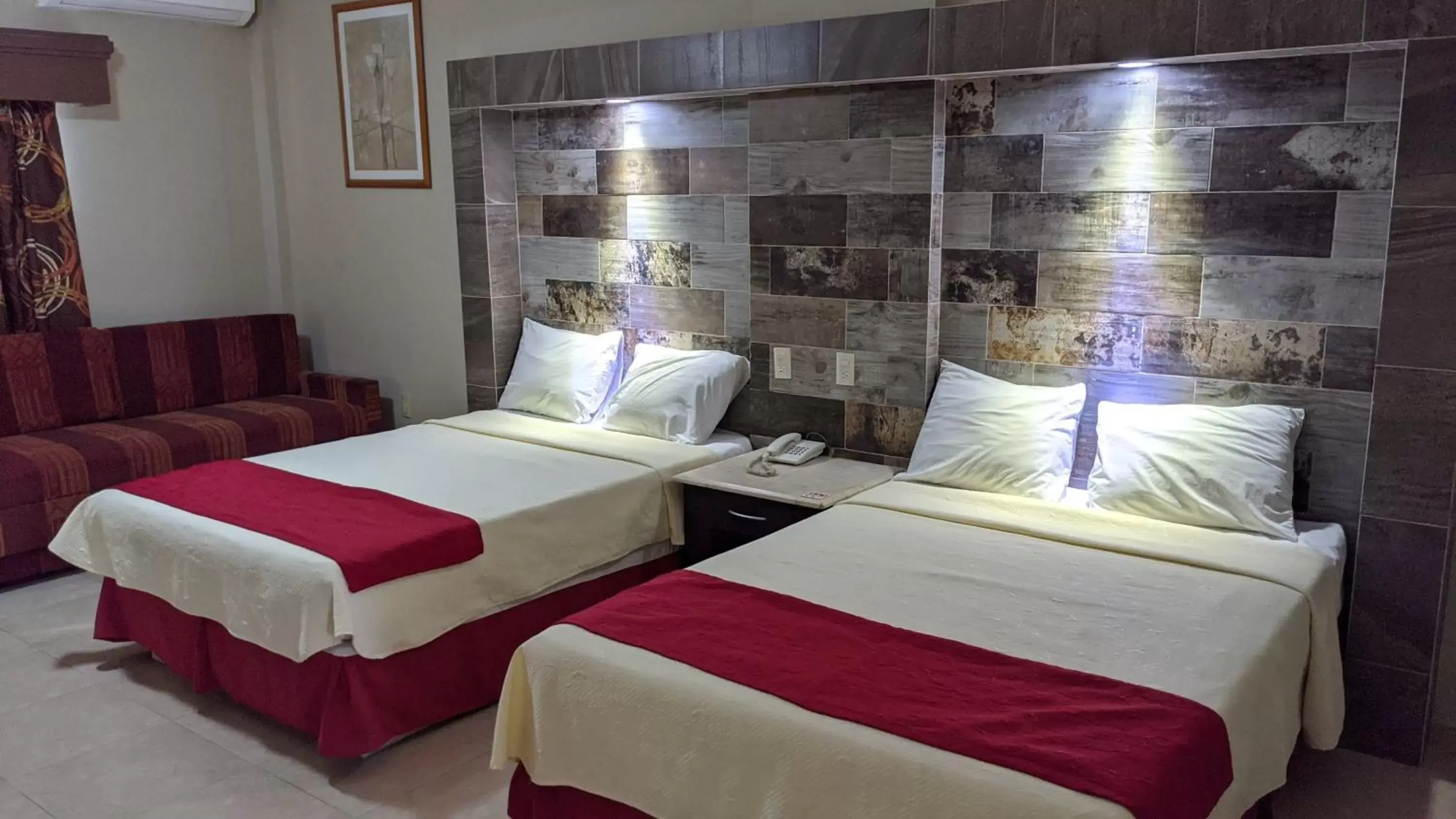 Quadruple Room in Hotel Mediterraneo Quadruple Room in Hotel Mediterraneo