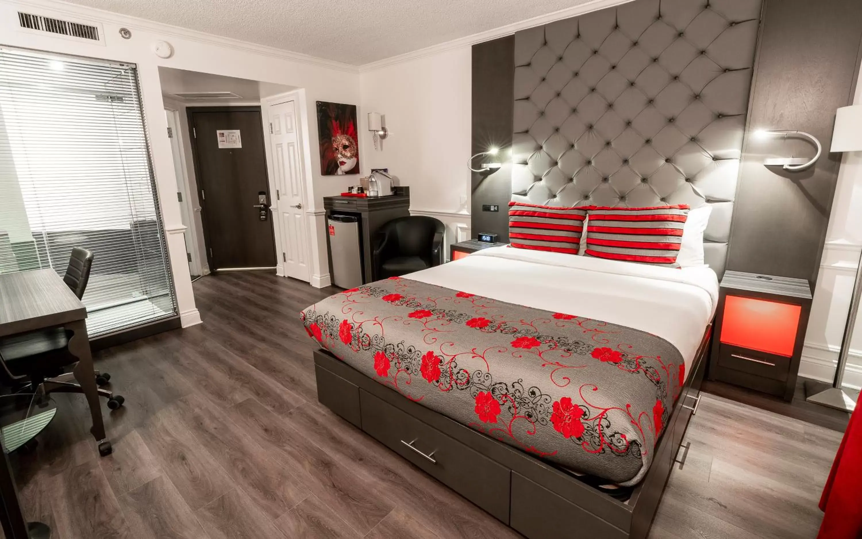 Exterior View Intimacy Room, 1 Queen Bed, Fireplace and Glass Shower in Hôtel Plaza Québec par JARO Exterior View Intimacy Room, 1 Queen Bed, Fireplace and Glass Shower in Hôtel Plaza Québec par JARO