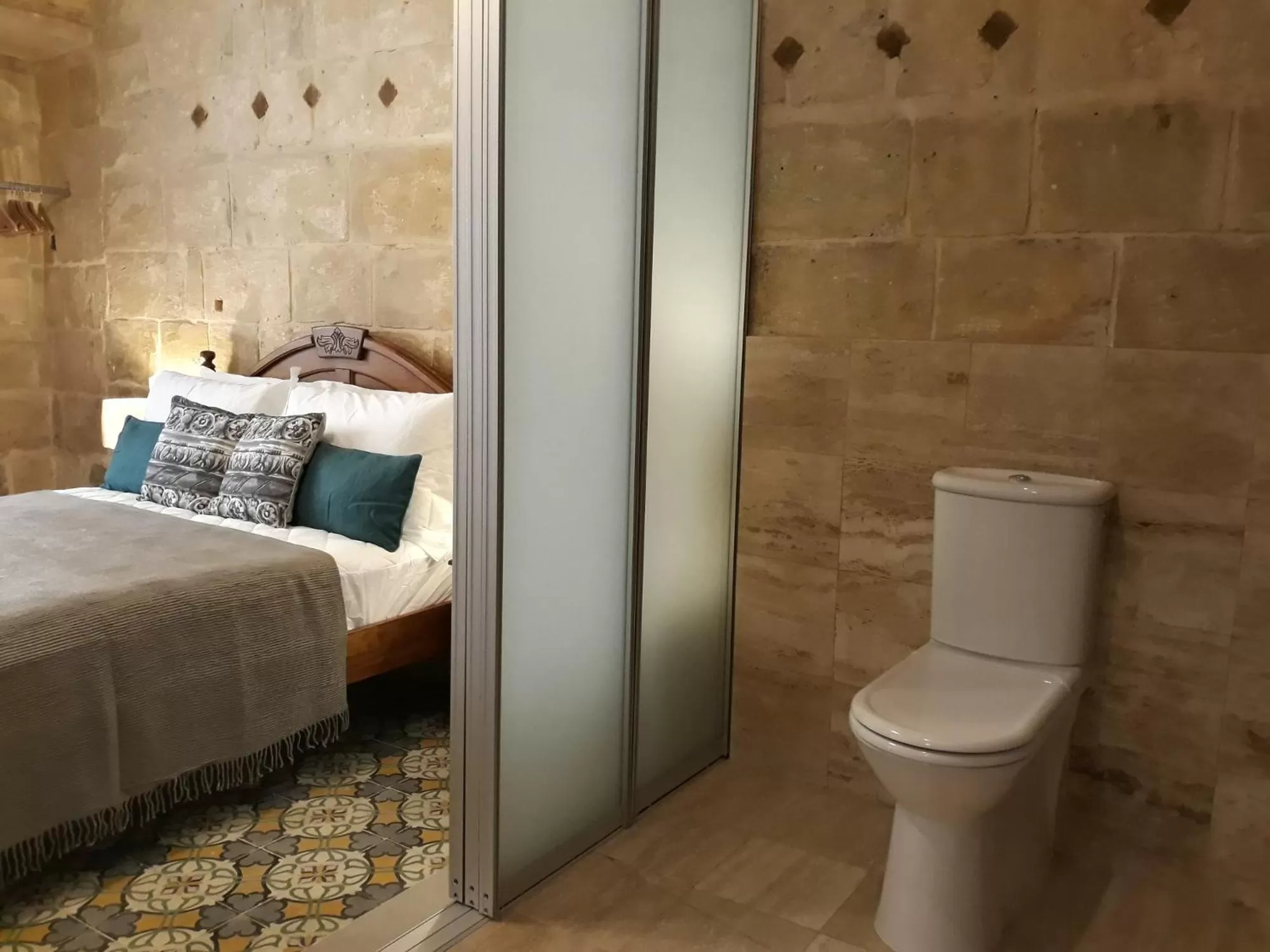 Toilet, Bed in The 3Cities Auberge