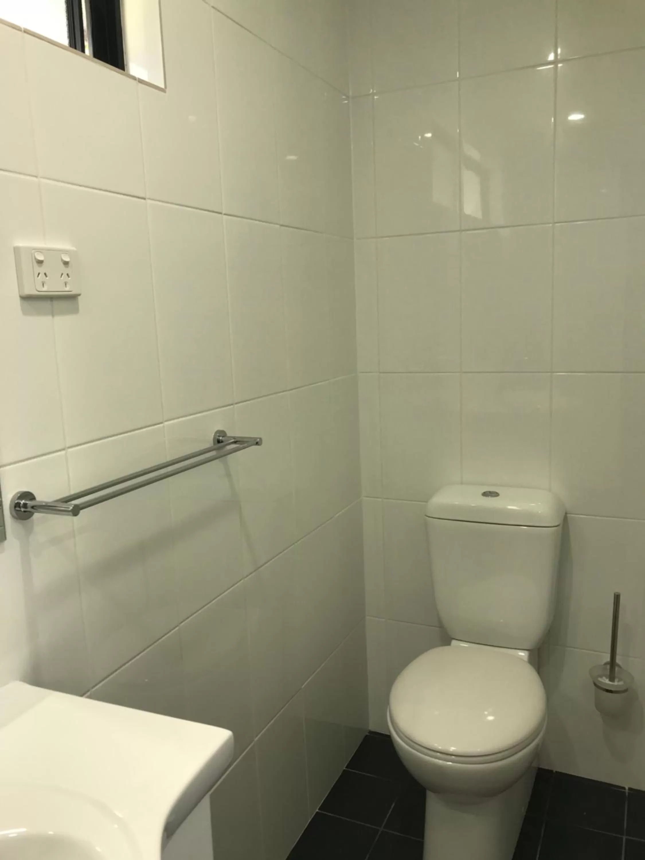 Toilet in Kootingal Landview Motel